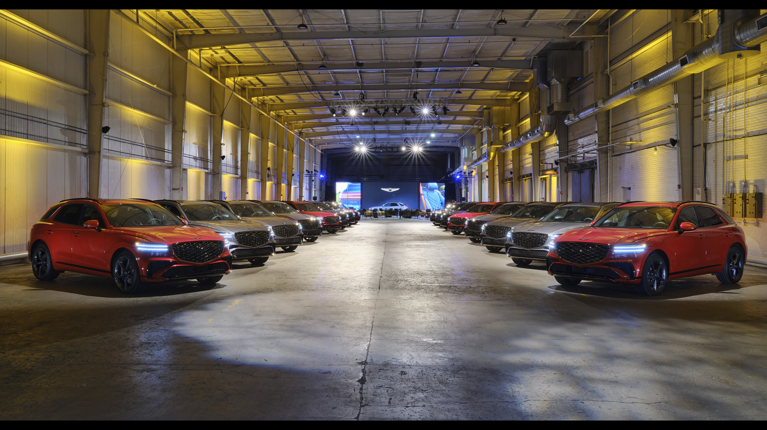 일렬로 늘어서 있는 제네시스 GV70