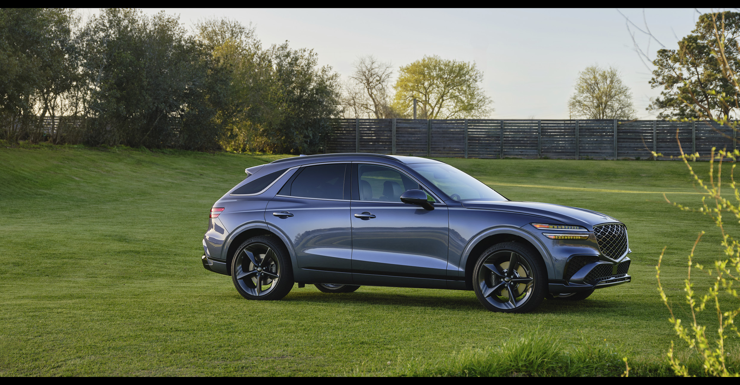 들판 위에 서 있는 GV70의 모습