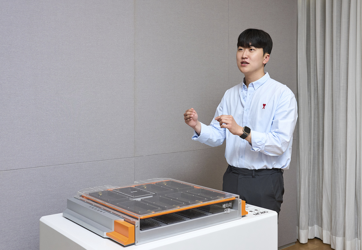 연구원이 배터리 셀 자동 소화 시스템에 대해 설명하는 모습