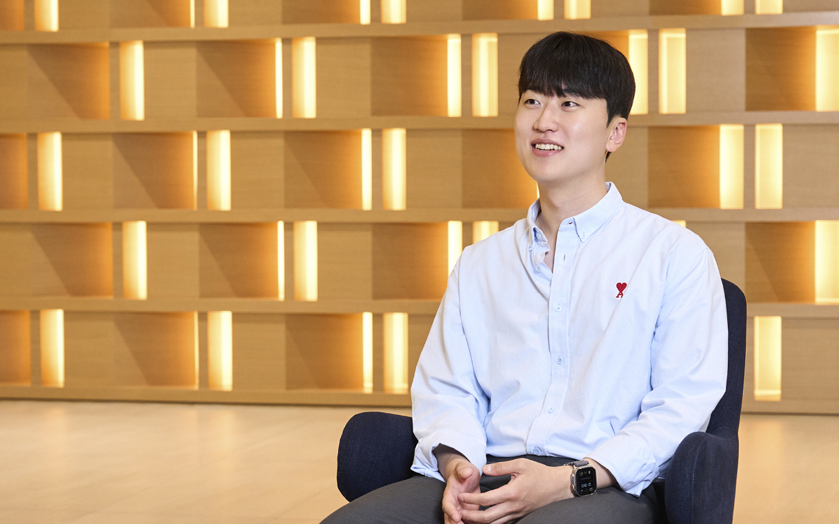 연구원이 의자에 앉아 대화하는 모습