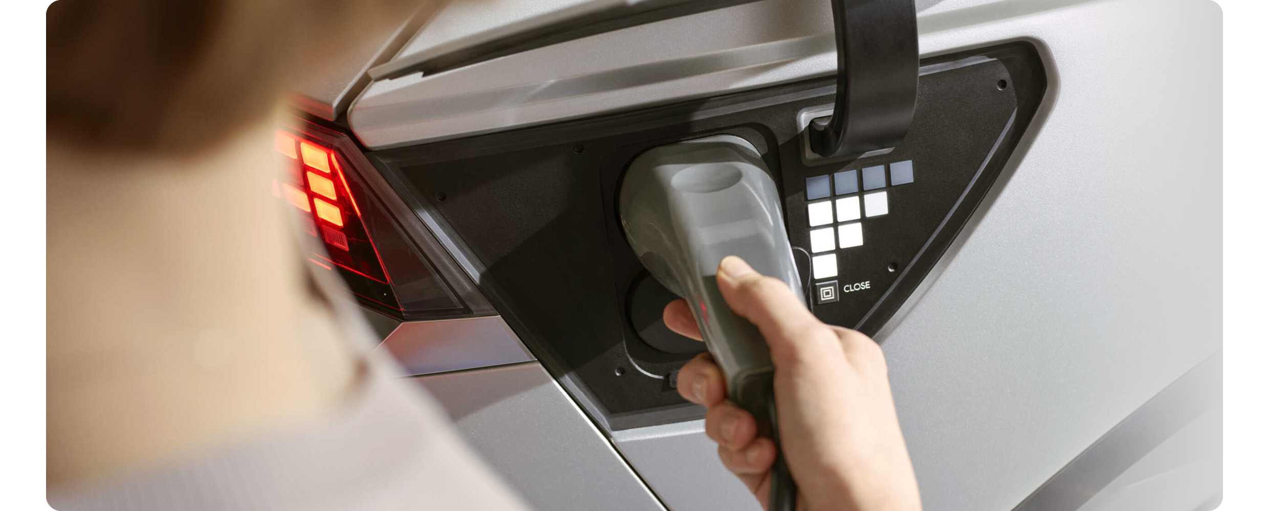 전기차 충전 포트 사용 모습