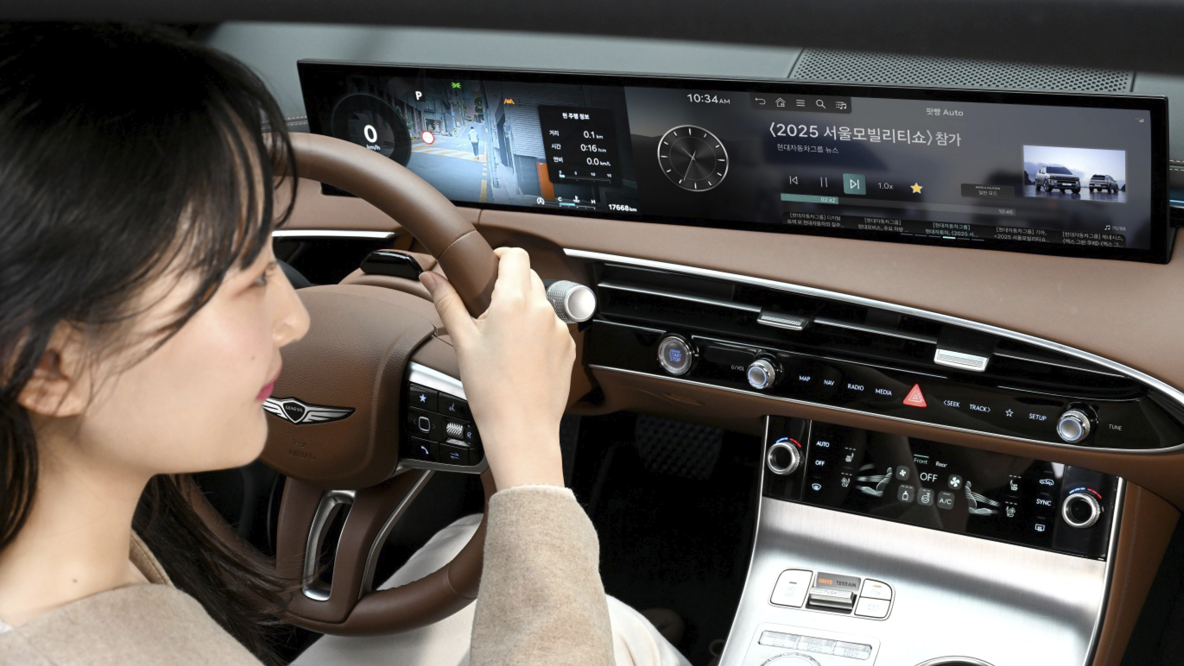 현대차그룹의 AI 기반 팟캐스트 서비스를 보여주는 모습