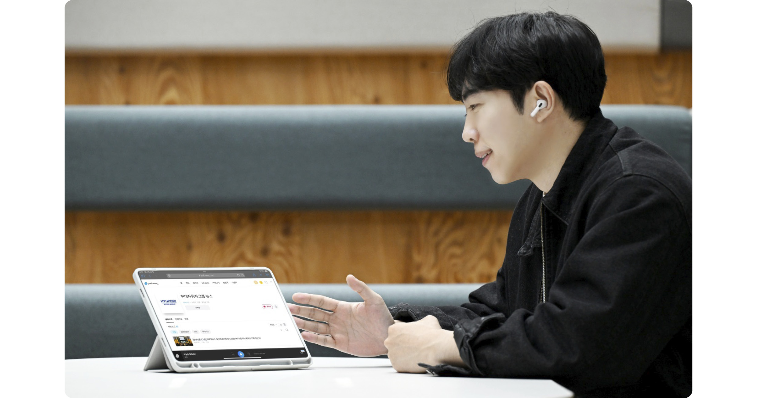 현대차그룹의 AI 기반 팟캐스트 서비스를 보여주는 모습