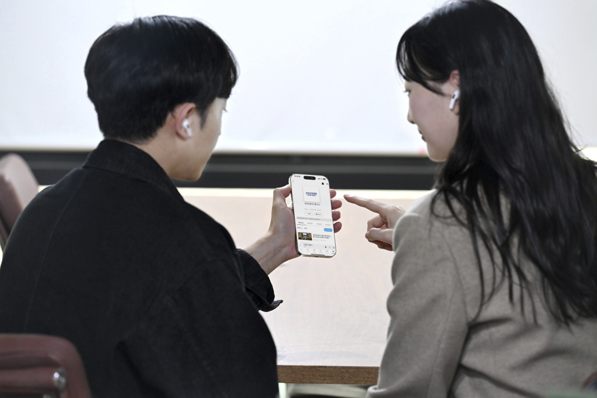 현대차그룹의 AI 기반 팟캐스트 서비스를 보여주는 모습
