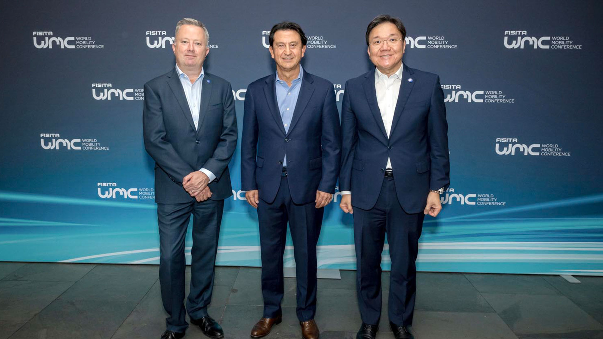 3일(화) 스페인 바르셀로나의 카탈루냐 콩그레스 센터(Palau de Congressos de Catalunya)에서 열린 FISITA WMC(FISITA World Mobility Conference)에서 (왼쪽부터) 크리스 맨슨 FISITA CEO, 현대자동차 대표이사 호세 무뇨스 사장, 현대자동차·기아 전동화에너지솔루션담당 김창환 부사장이 기념 사진을 촬영하는 모습