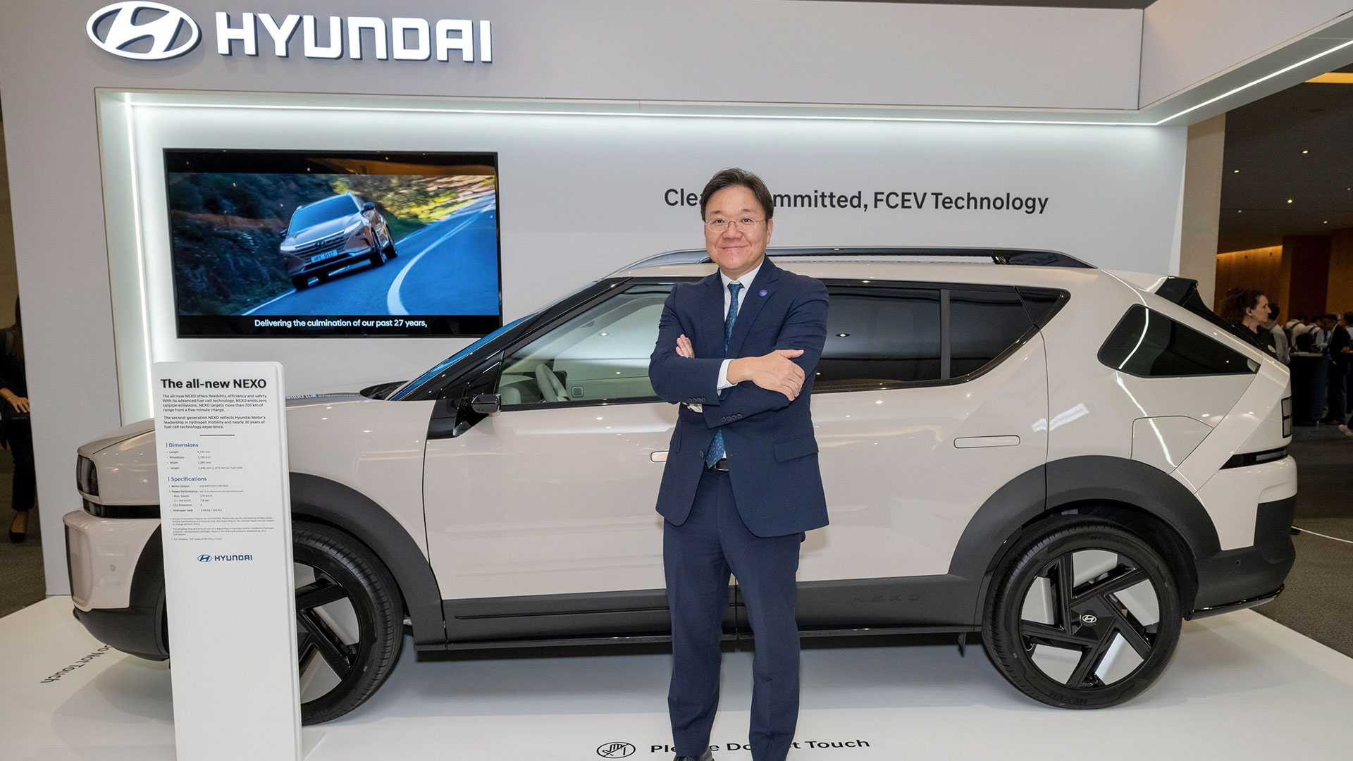 3일(화) 스페인 바르셀로나의 카탈루냐 콩그레스 센터(Palau de Congressos de Catalunya)에서 열린 FISITA WMC(FISITA World Mobility Conference)에서 현대자동차·기아 전동화에너지솔루션담당 김창환 부사장이 신형 수소전기차 ‘디 올 뉴 넥쏘’ 앞에서 기념 사진을 촬영하는 모습