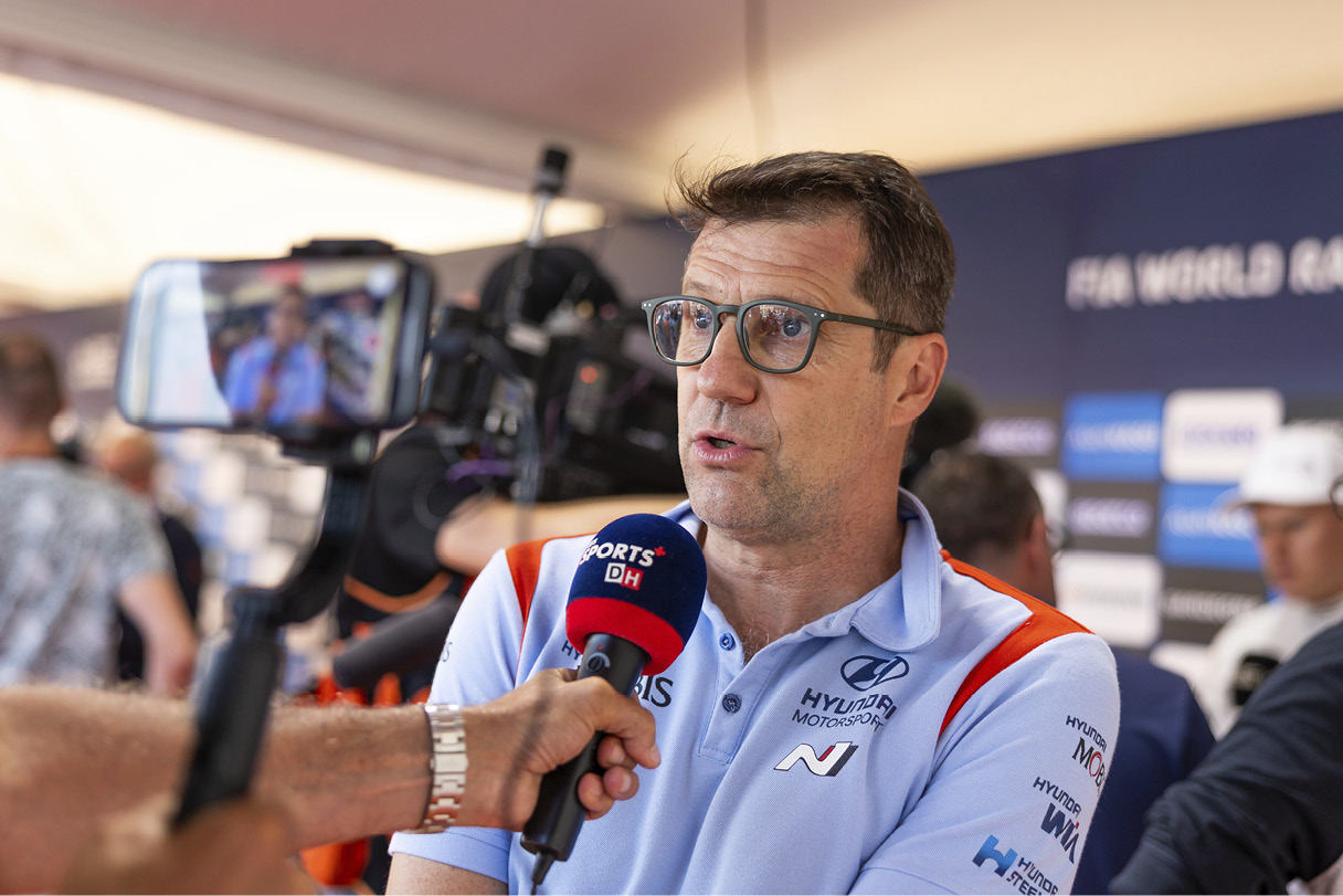 프랑수아 자비에 드메종이 인터뷰하는 모습