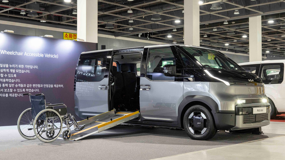 기아, 휠체어 사용자를 위한 PV5 WAV 전시-main