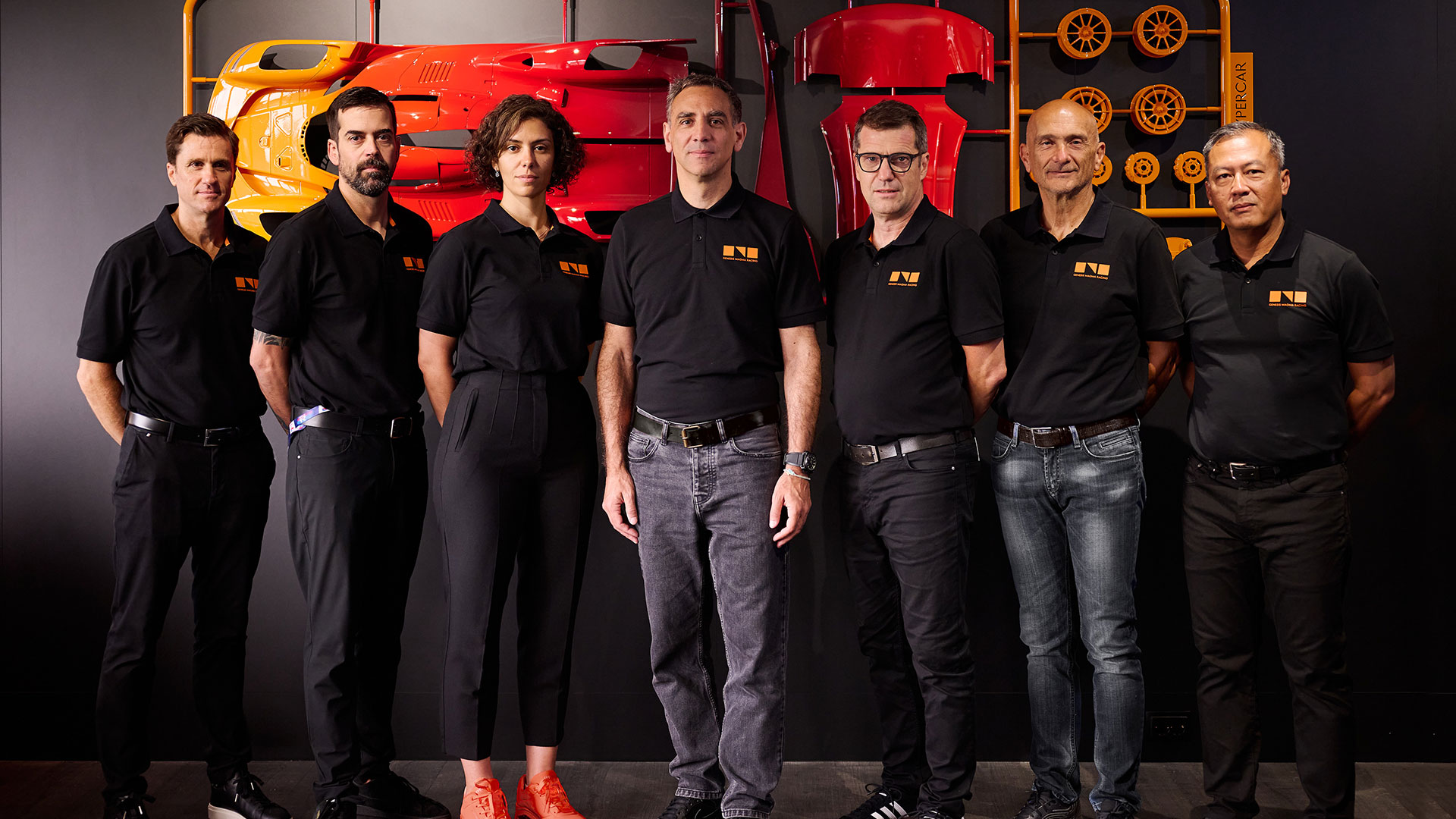 (왼쪽부터) GMR 마케팅 매니저 워렌 쉑터, GMR 최고 엔지니어 저스틴 테일러, GMR 팀 매니저 아누크 아바디, 현대모터스포츠법인장 겸 GMR 총감독 시릴 아비테불, GMR 기술 디렉터 프랑수아-자비에 드메종, GMR 스포츠 디렉터 가브리엘 타퀴니, GMR 드라이버 프로그램 어드바이저 미아 샤리즈만이 기념 촬영을 하는 모습