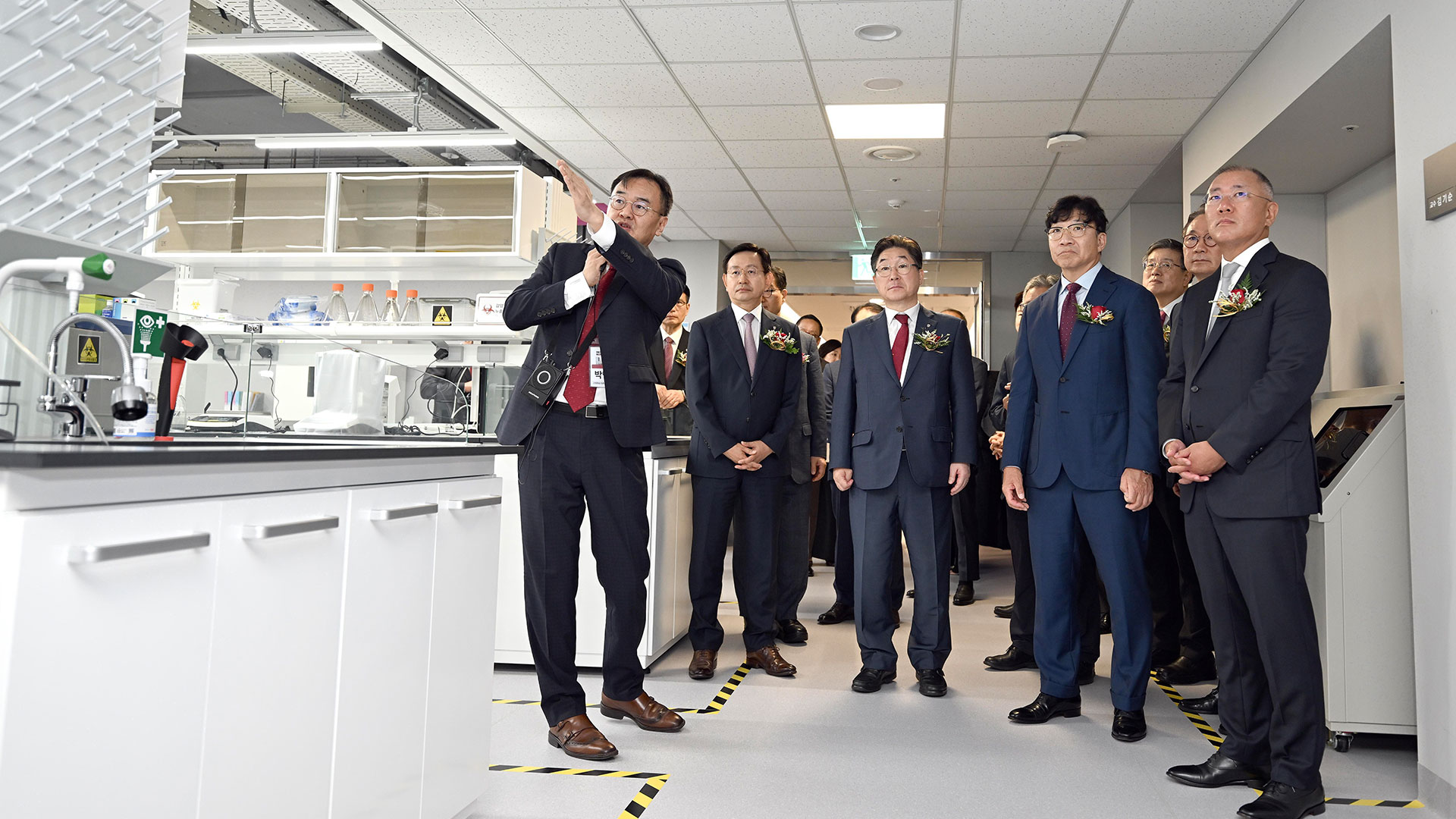 정의선 현대자동차그룹 회장과 김재호 고려중앙학원 이사장 등 참석자들이 정몽구 미래의학관의 백신 개발 연구 시설에 대한 설명을 듣고 있는 있는 모습. 사진 오른쪽으로부터 정의선 현대자동차그룹 회장, 김재호 고려중앙학원 이사장, 김동원 고려대 총장, 윤을식 고려대 의무부총장