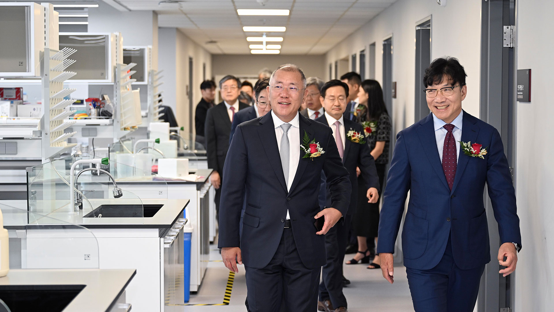 정의선 현대자동차그룹 회장(사진 왼쪽)과 김재호 고려중앙학원 이사장(사진 오른쪽) 등 참석자들이 정몽구 미래의학관의 백신 개발 연구 시설을 둘러보고 있는 모습