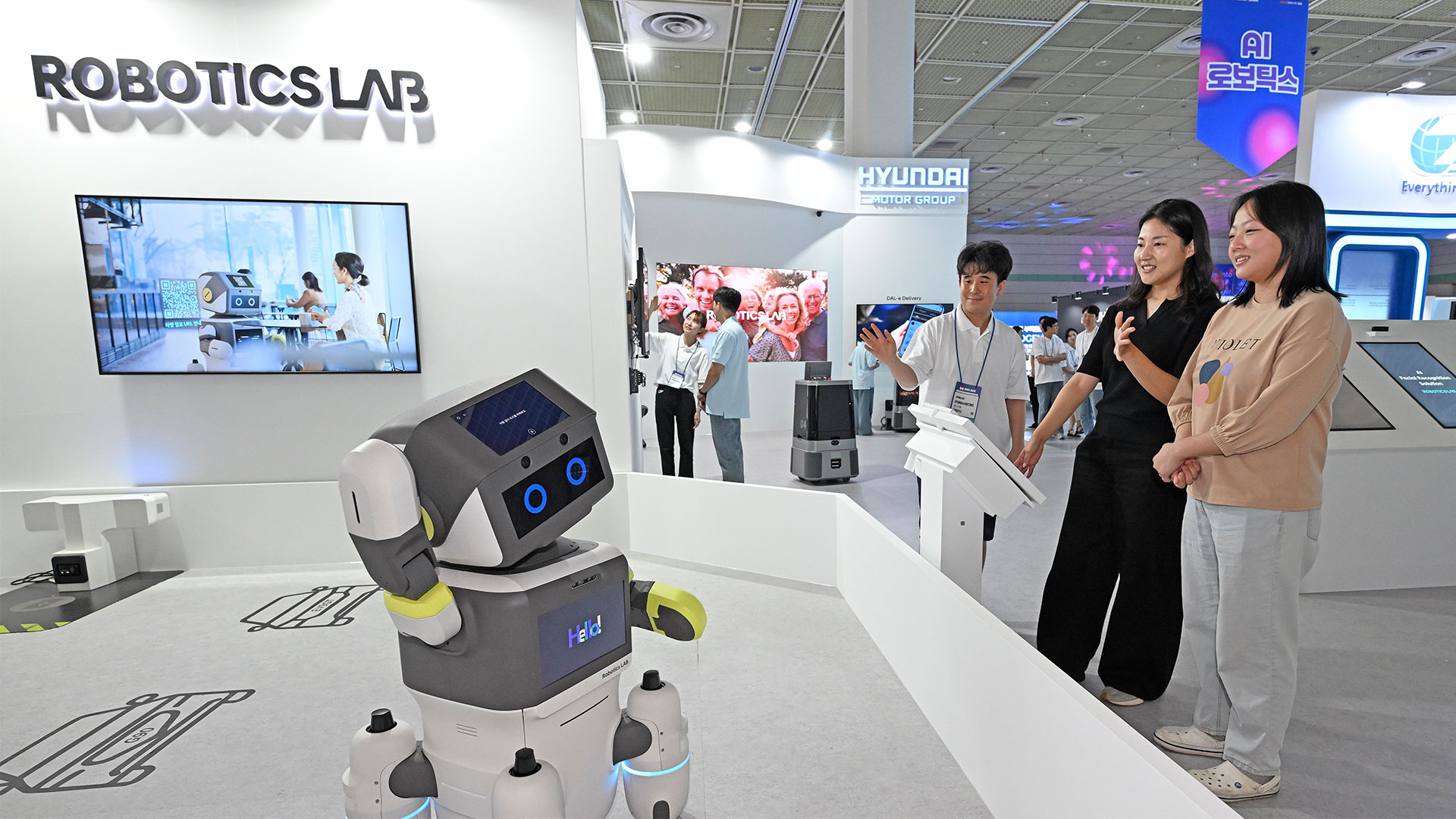 ‘온 디바이스 VLM 기술’이 적용된 서비스 안내 로봇 ‘달이(DAL-e)’가 고객의 옷차림 등을 파악해 맞춤형 인사를 건네는 모습