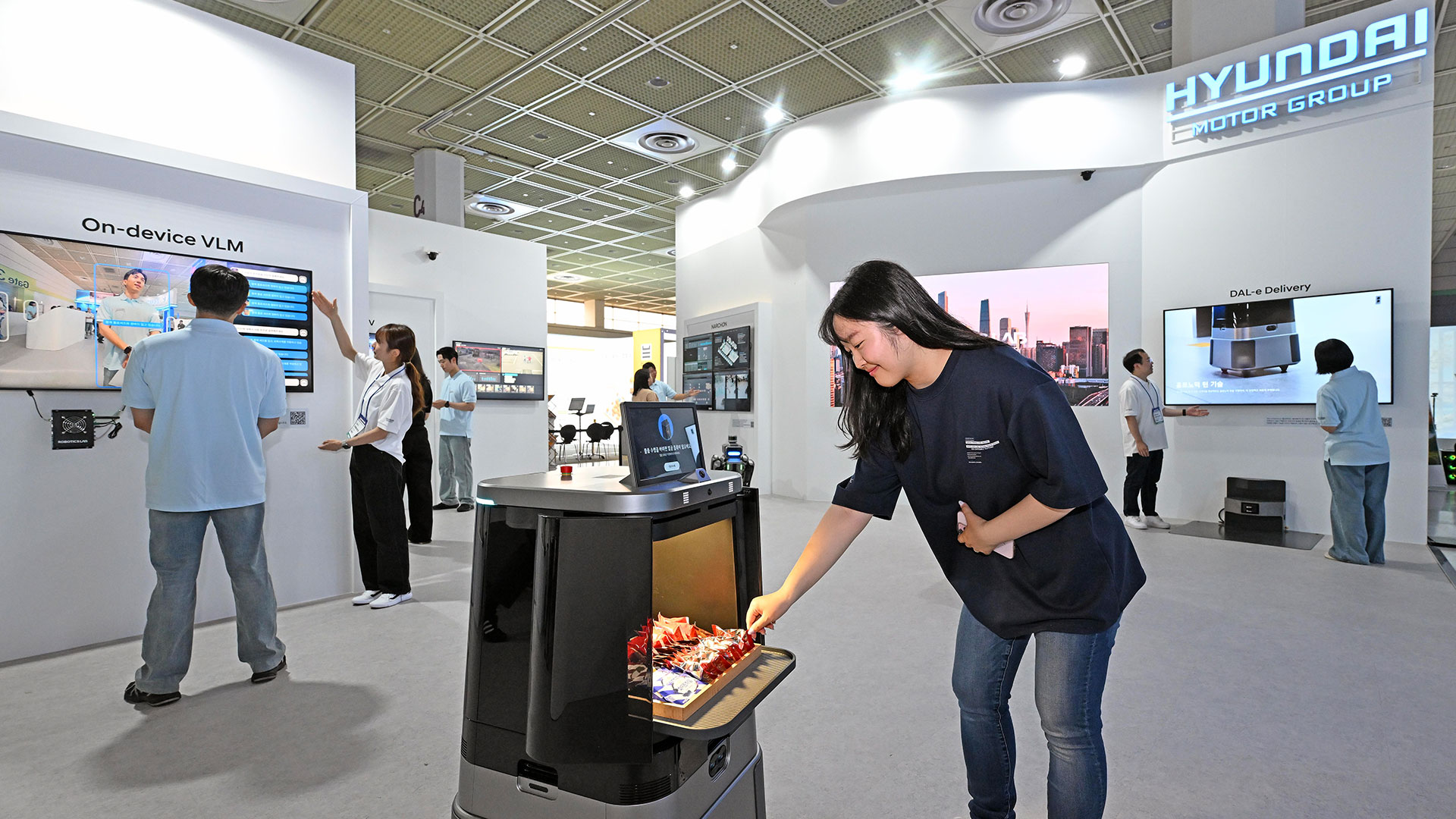 안면인식 시스템 ‘페이시(Facey)’가 적용된 배송로봇 ‘달이 딜리버리(DAL-e Delivery)’가 고객을 알아보고 물건을 전달하는 모습