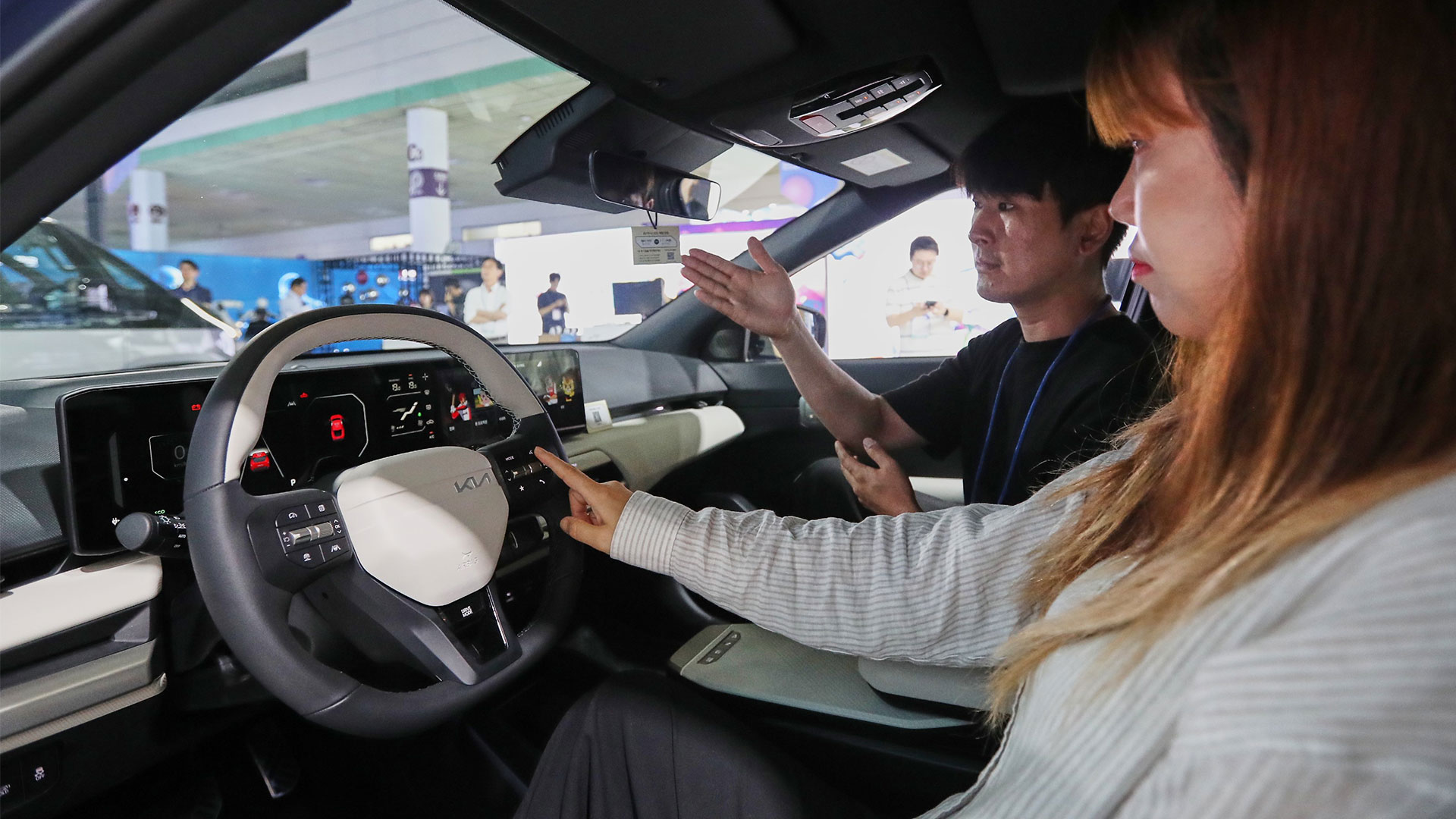 관람객이 AI가 적용된 EV4에서 AI 어시스턴트 기능을 체험하는 모습