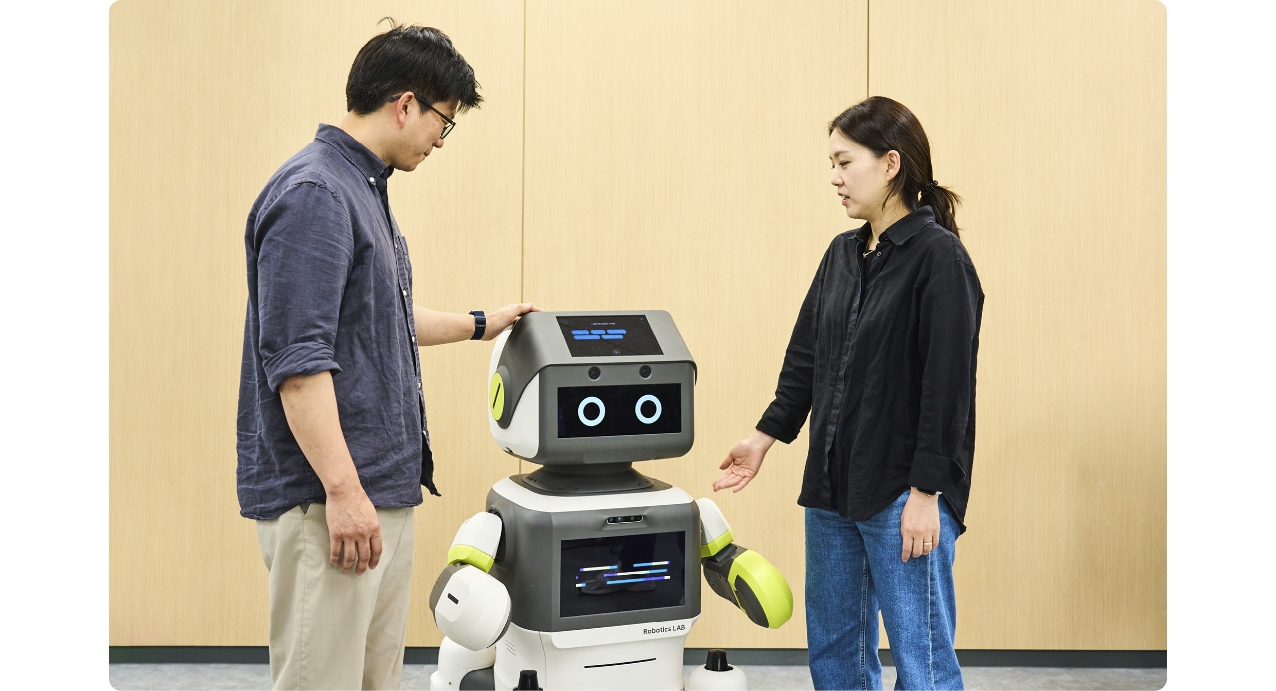 Researchers Introducing the Guide Robot Dal-e