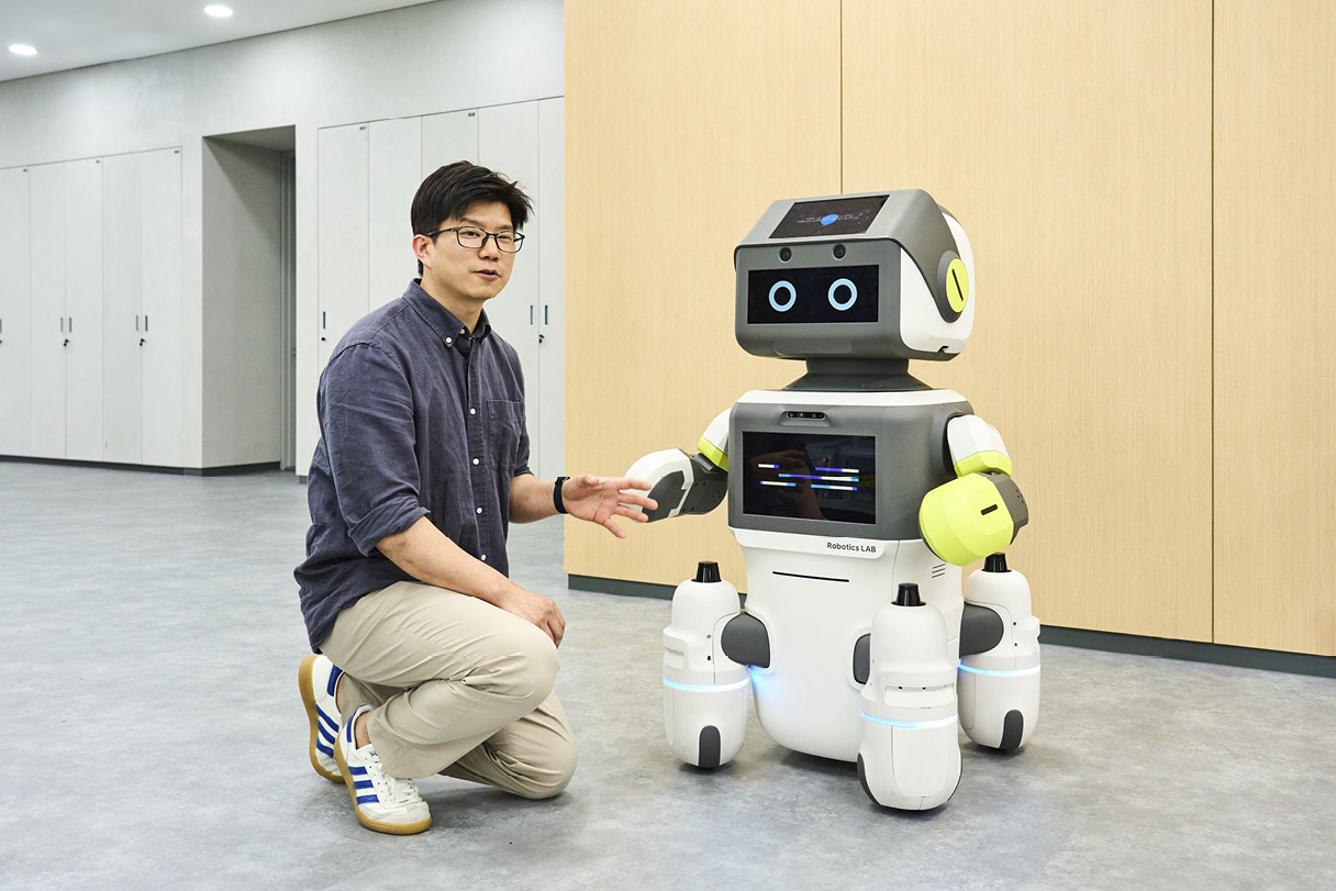 Researchers Introducing the Guide Robot Dal-e
