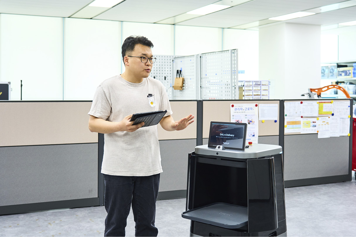 Researcher Introduces Dal-e Delivery, a Delivery Robot