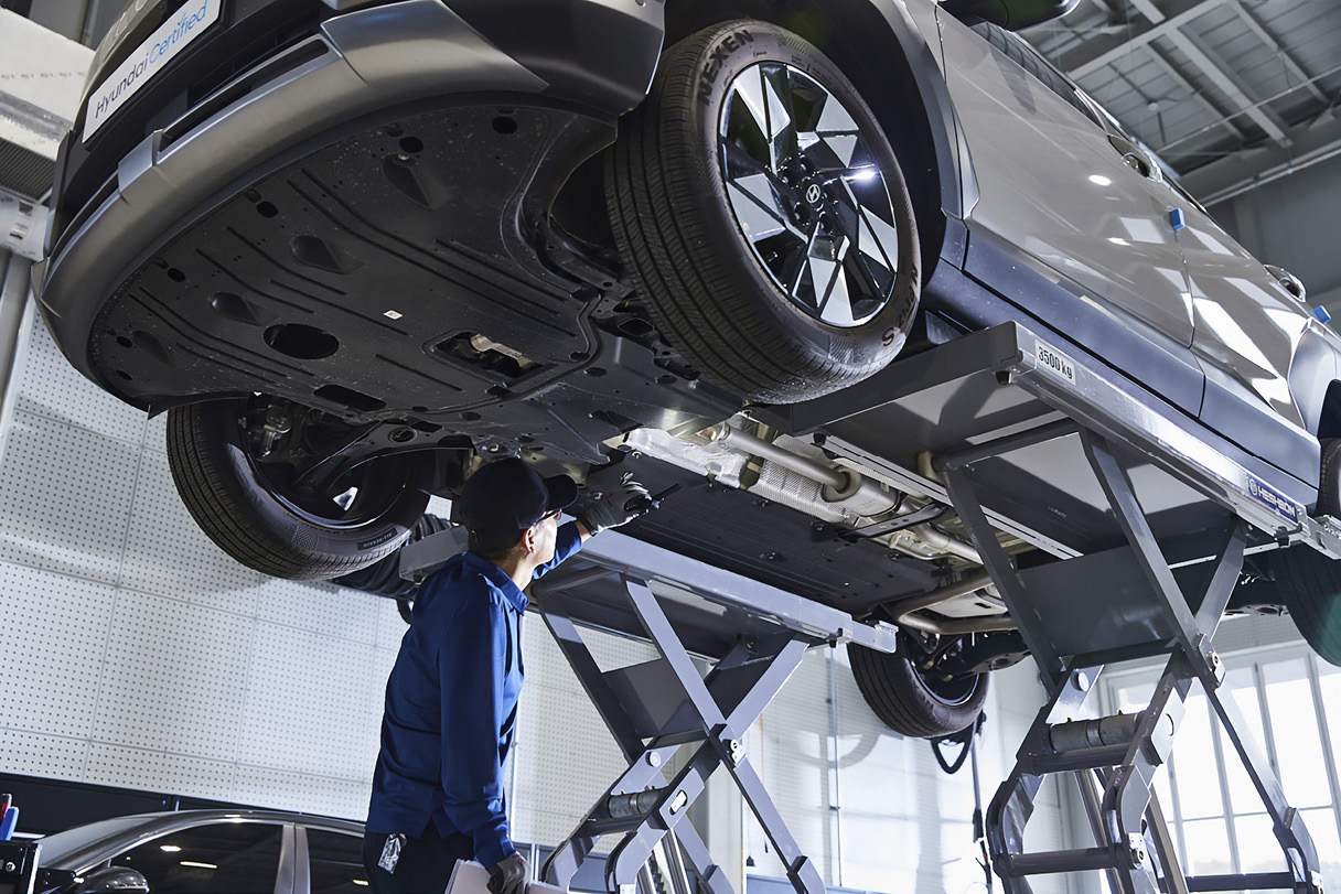 차량 하부 상태를 확인하는 모습