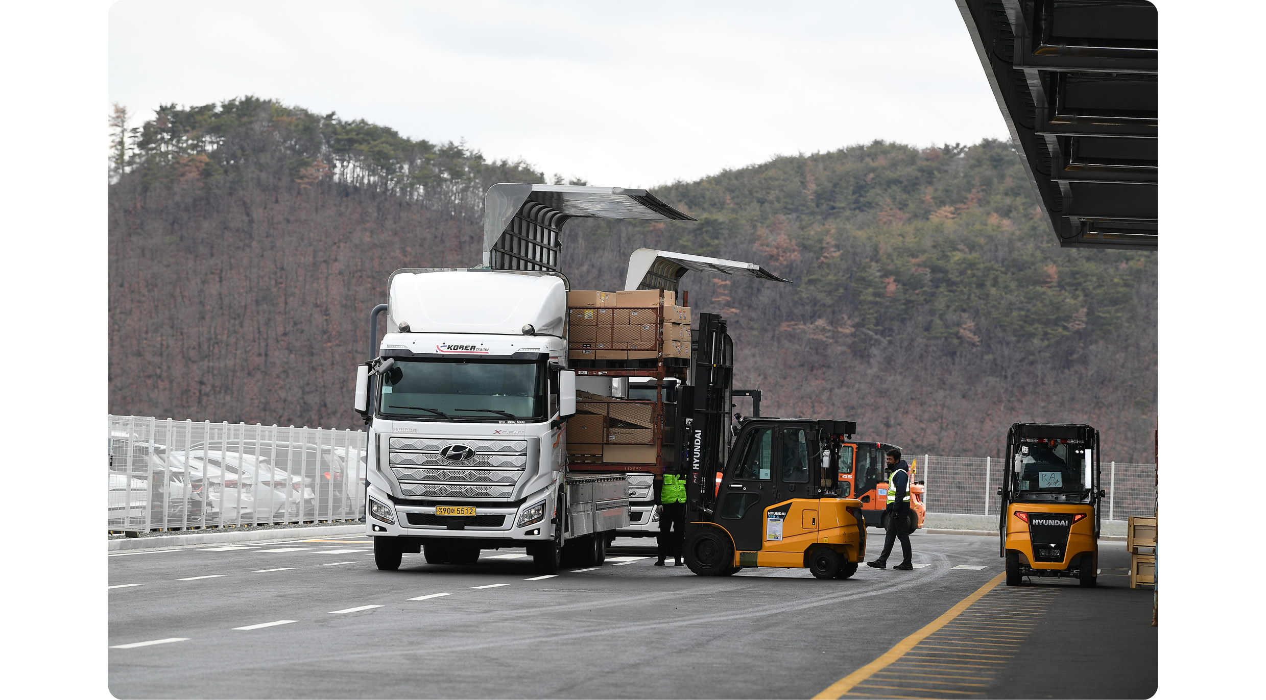 트럭에 화물을 싣는 모습