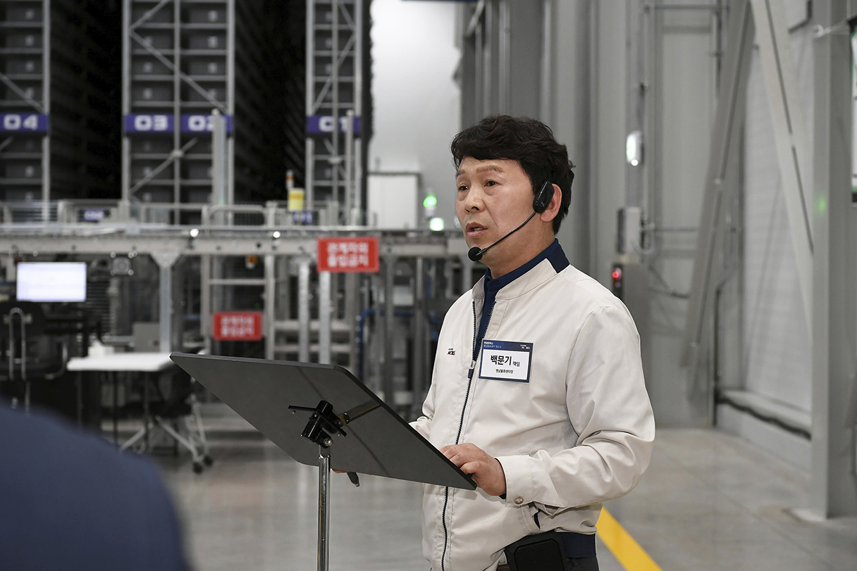 영남물류센터에 대해 소개하는 물류센터장의 모습