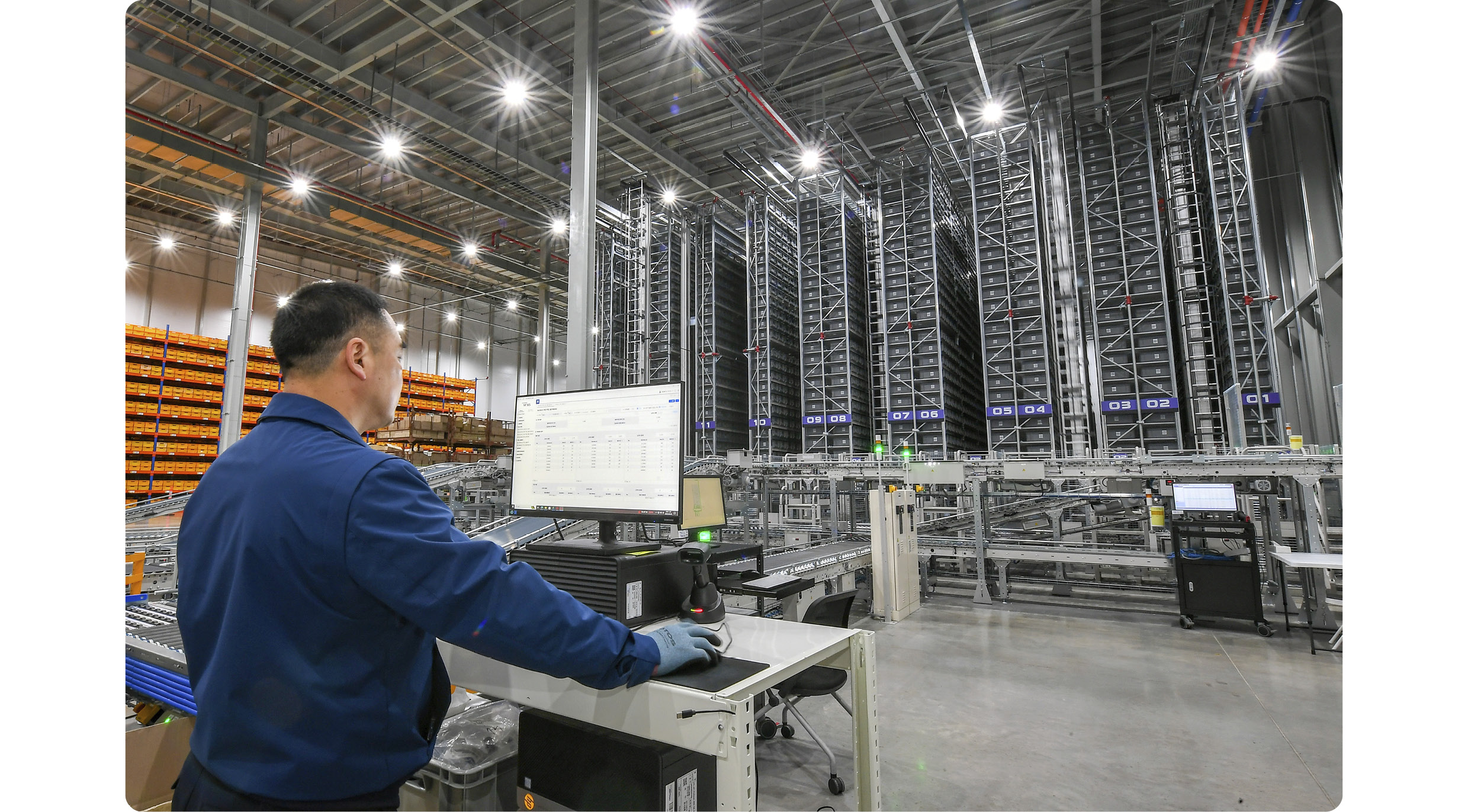 물류관리 업무를 진행하고 있는 모습