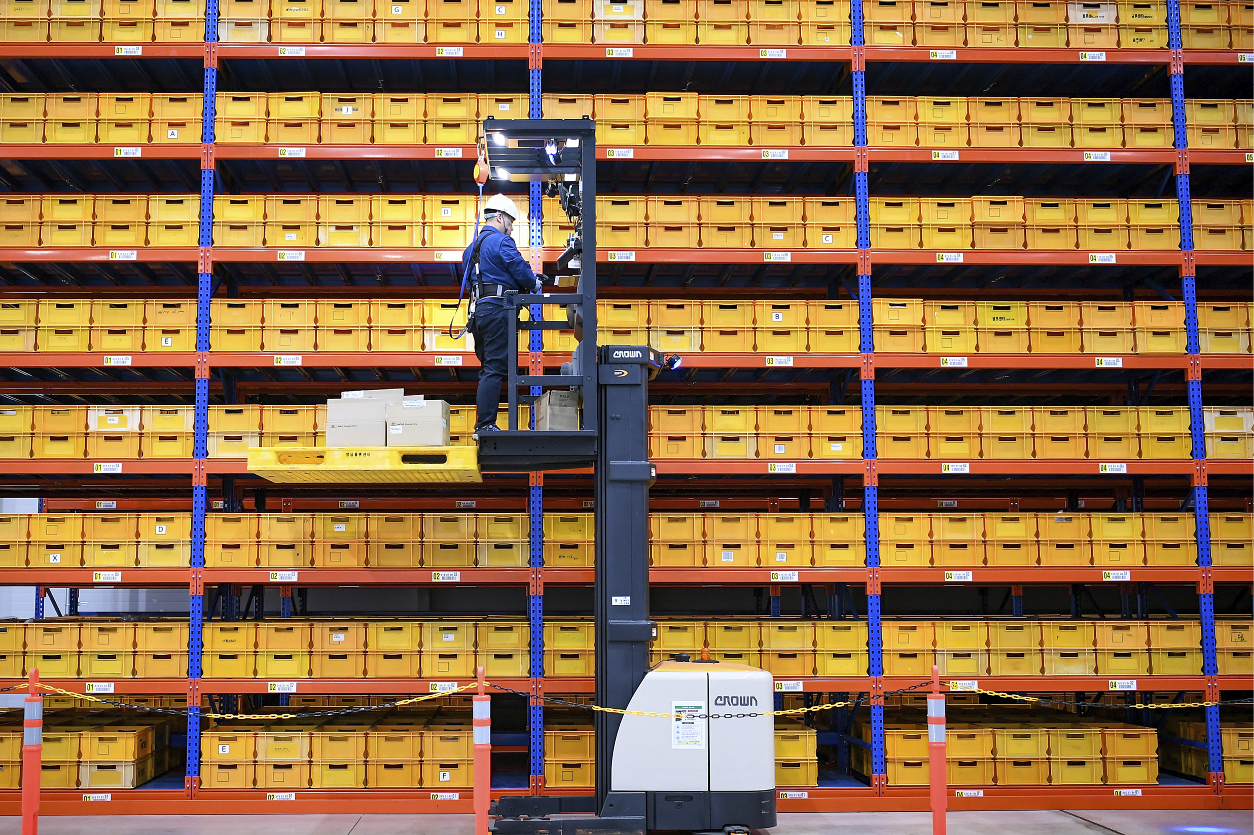 물류 관리 업무를 수행하는 모습