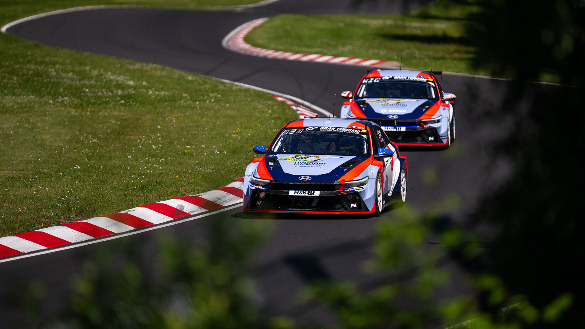 아반떼 N TCR 830번 차량(앞), 831번 차량이 뉘르부르크링 24시 내구레이스 TCR 클래스에서 달리는 모습