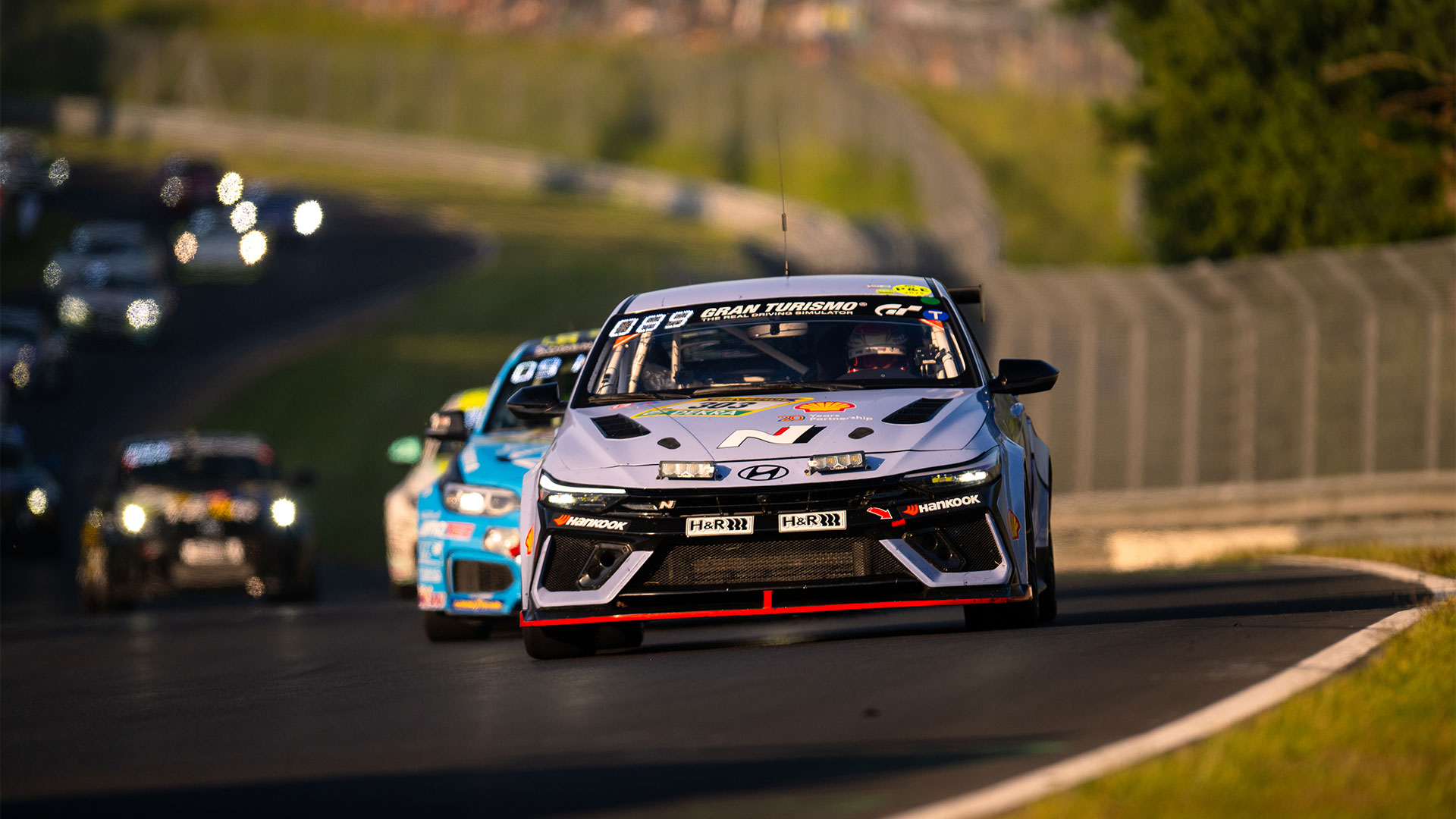 아반떼 N1 컵카(303번 차량)가 뉘르부르크링 24시 내구레이스 SP3T 클래스에서 달리는 모습