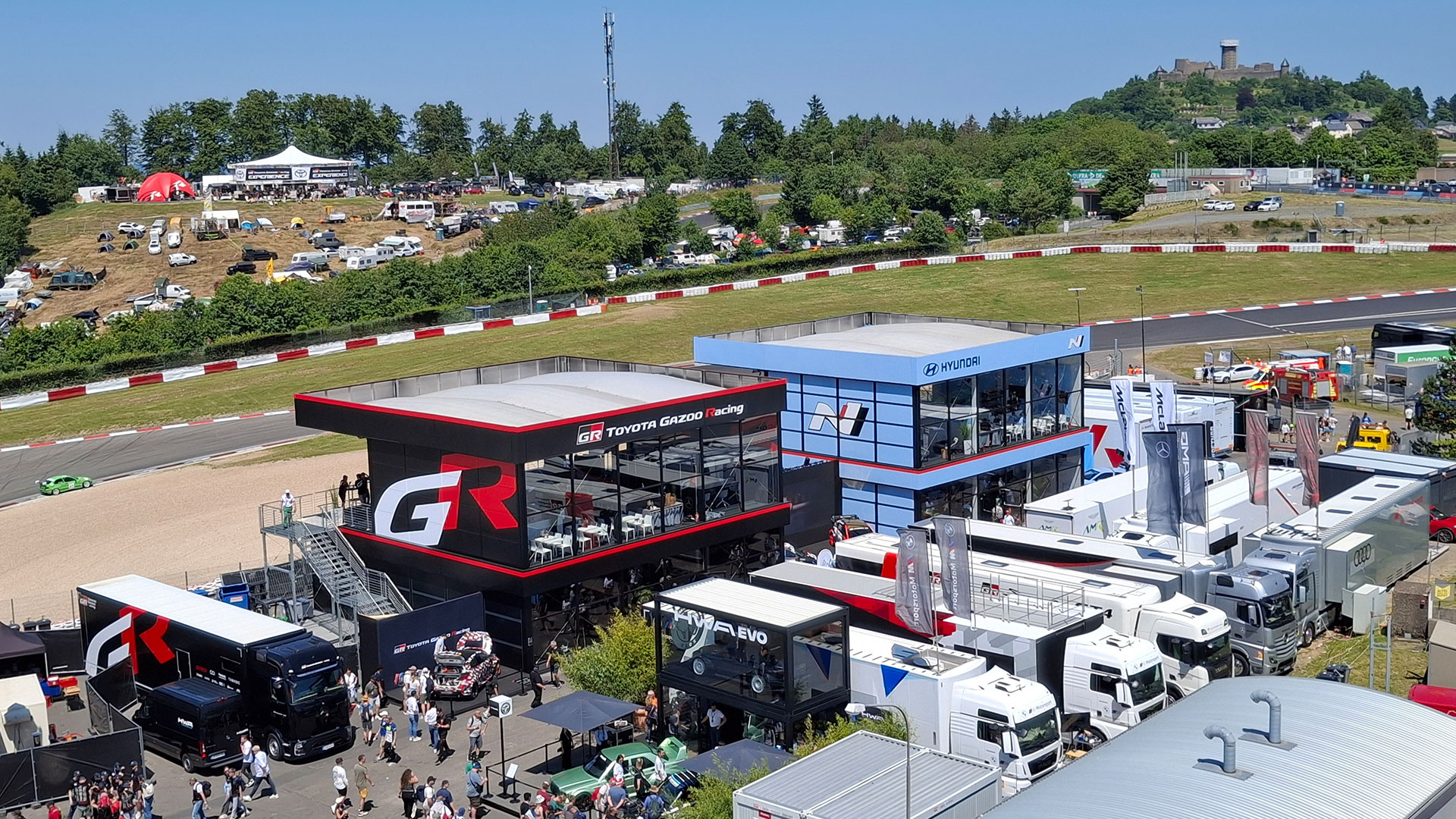 2025 뉘르부르크링 24시에서 현대 N과 토요타 가주레이싱이 나란히 부스를 운영한 모습