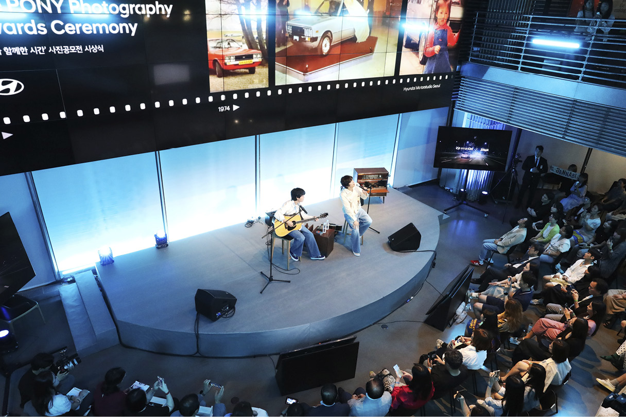 '포니와 함께한 시간' 사진 공모전 시상식에서 '포니'를 부르는 잔나비