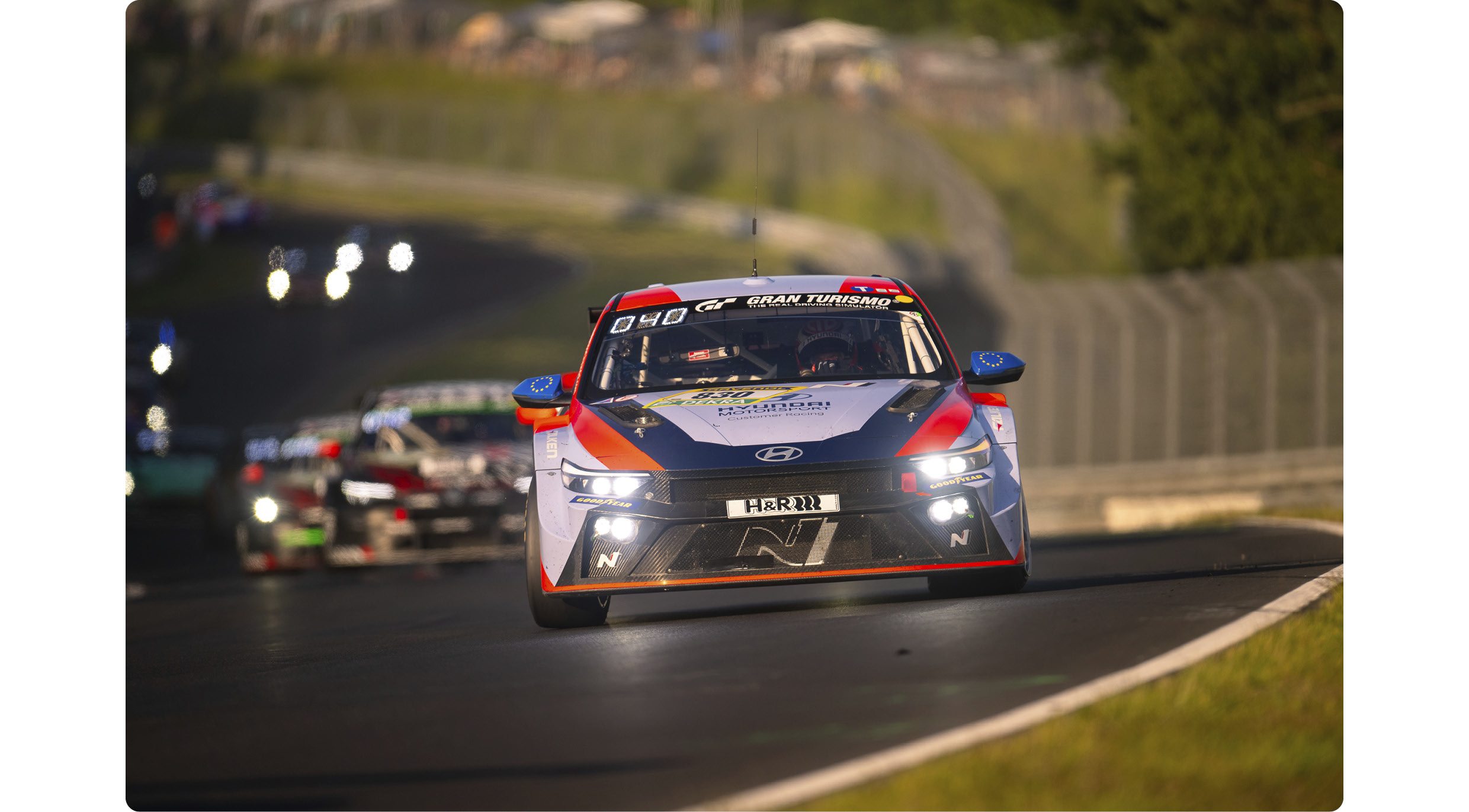 뉘르부르크링 24시에서 주행 중인 현대차 아반떼 N TCR의 모습