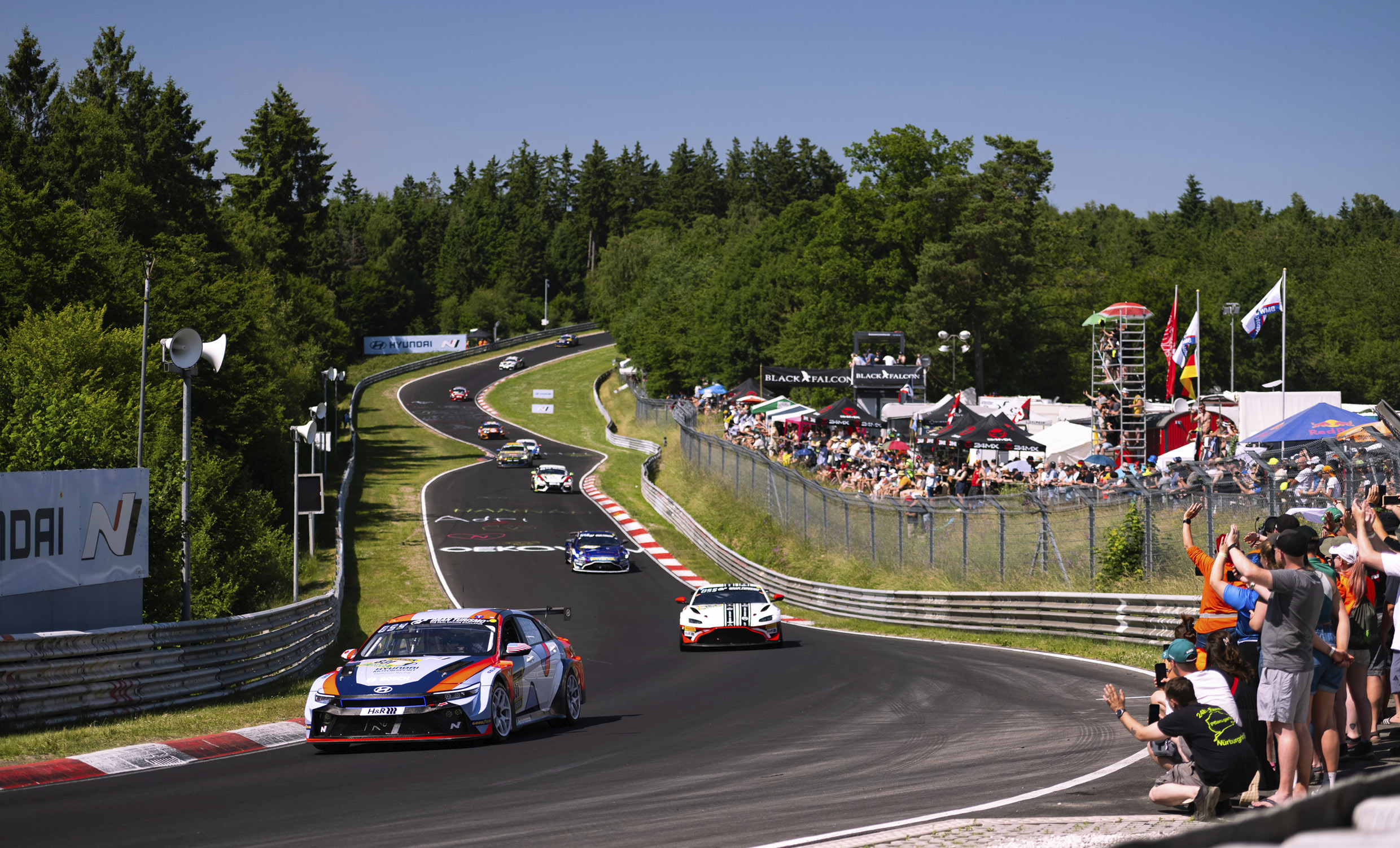 뉘르부르크링 24시에서 주행 중인 현대차 아반떼 N TCR의 모습