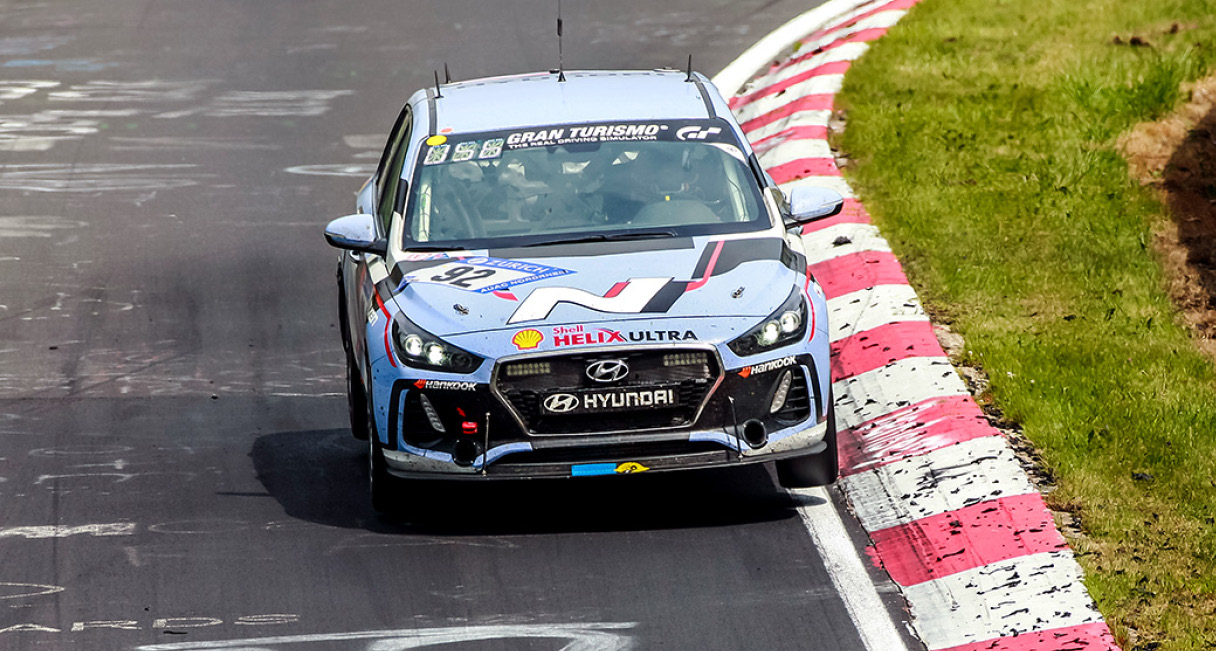 뉘르부르크링 24시에서 주행 중인 현대차 i30 N 테스트카의 모습