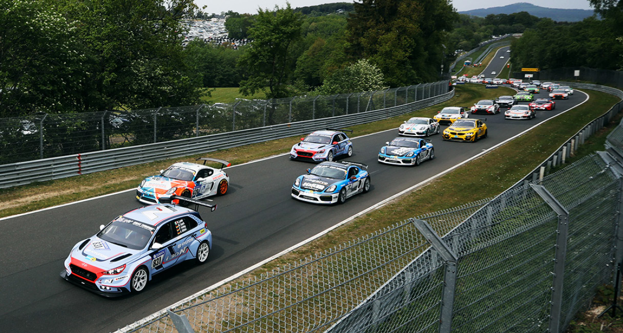 뉘르부르크링 24시에서 주행 중인 레이스카들의 모습