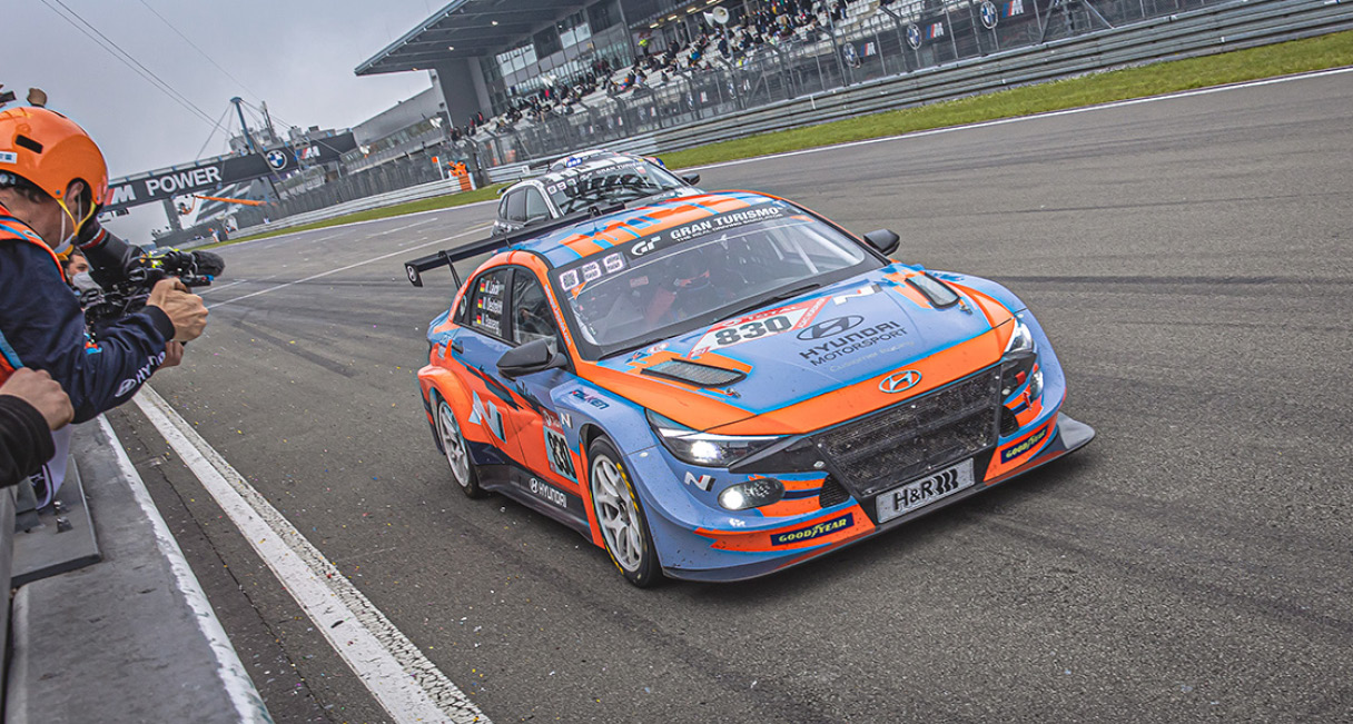뉘르부르크링 24시에서 주행 중인 현대차 아반떼 N TCR의 모습