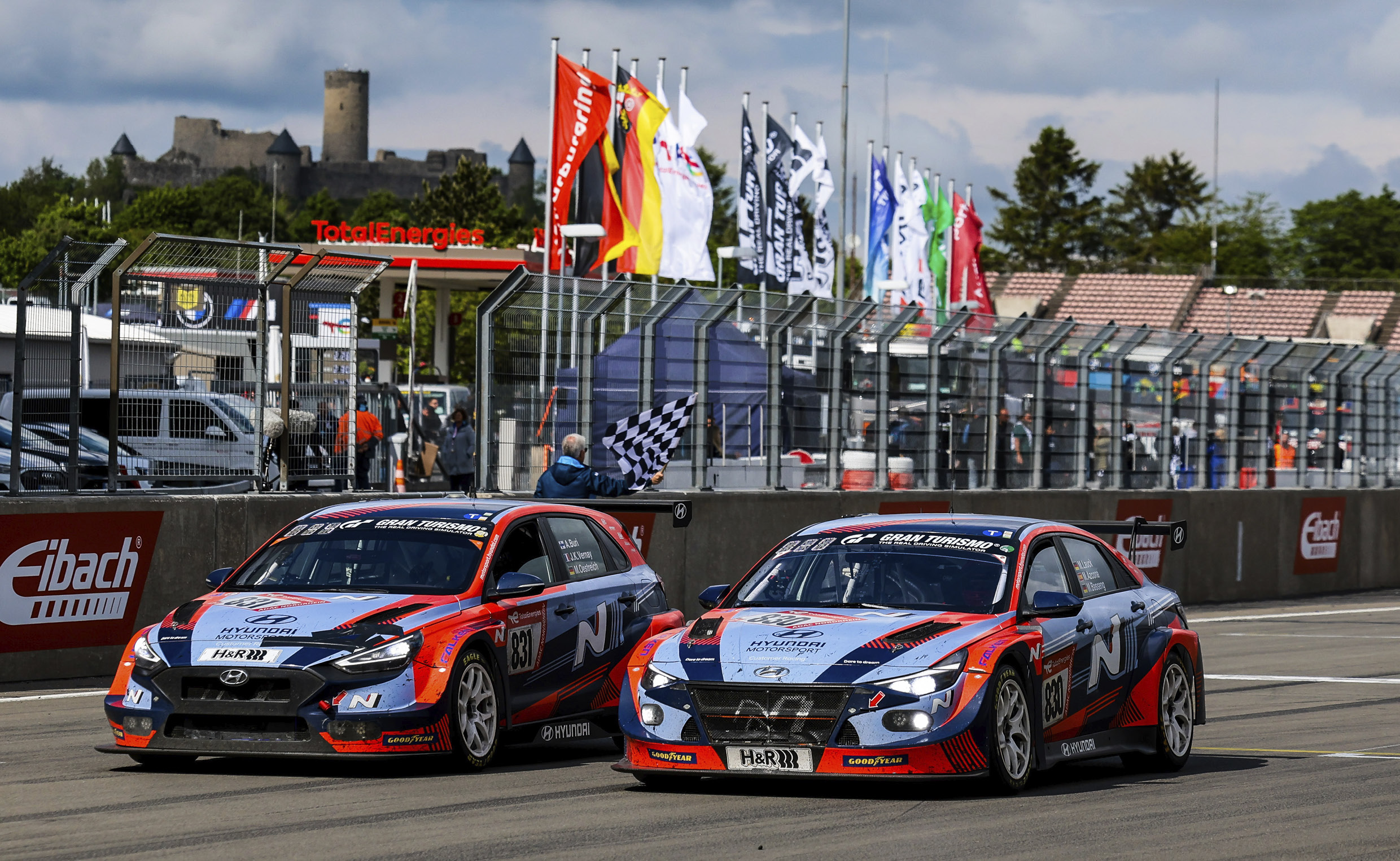 뉘르부르크링 24시에서 주행 중인 현대차 아반떼 N TCR과 i30 N TCR의 모습