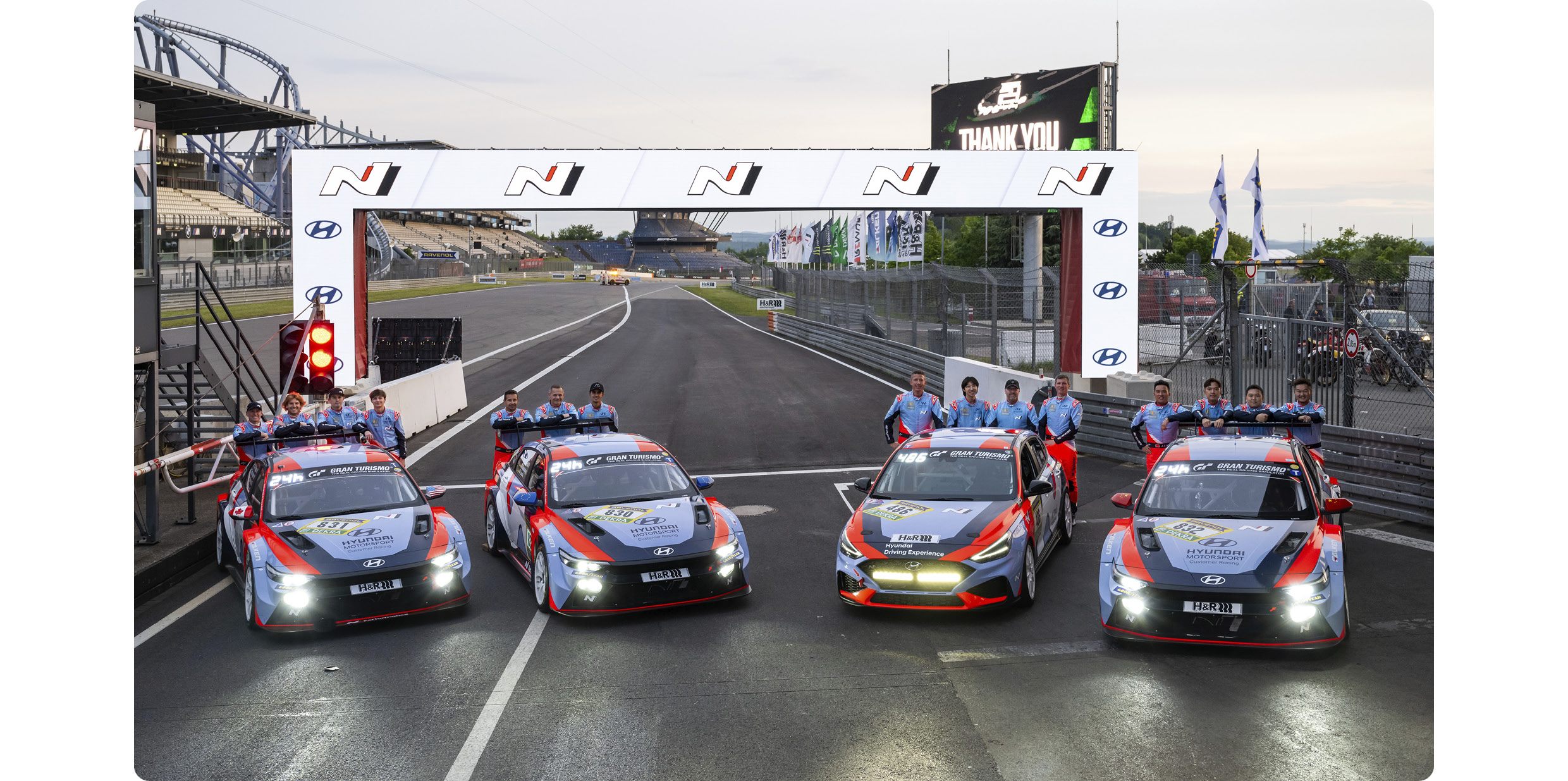 2024 뉘르부르크링 24시에 참가한 현대 N 드라이버들과 경주차의 모습