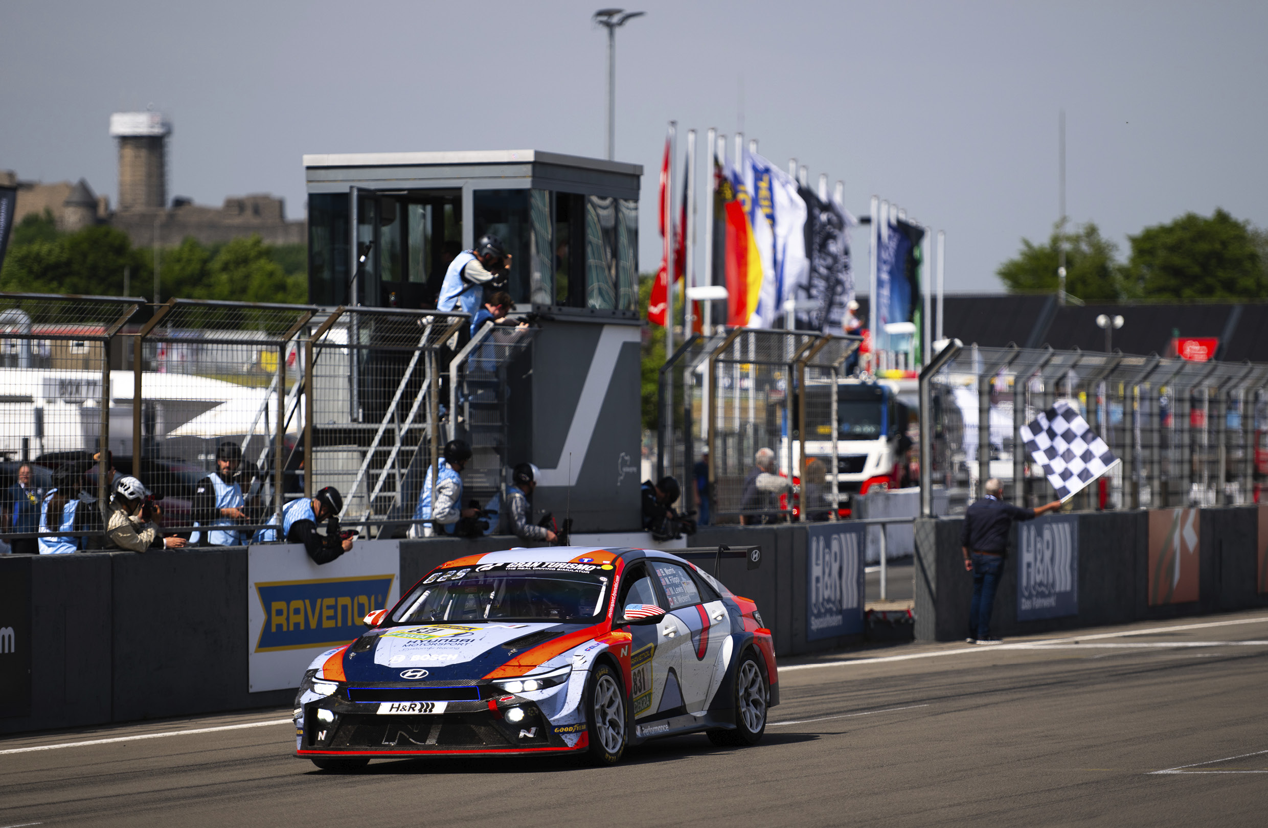 뉘르부르크링 24시에서 주행 중인 현대차 아반떼 N TCR의 모습