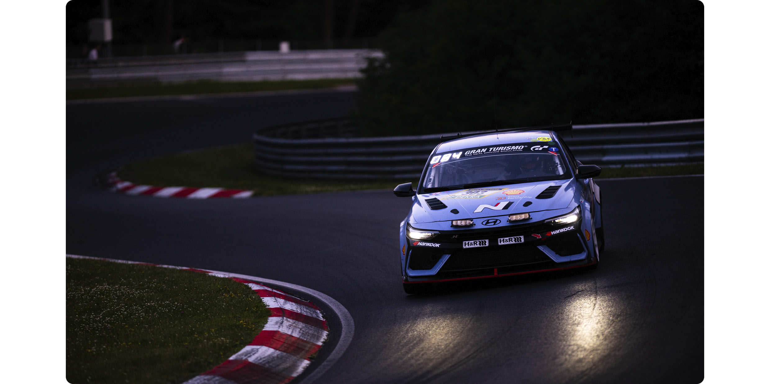 뉘르부르크링 24시에서 주행 중인 현대차 아반떼 N 컵 카의 모습