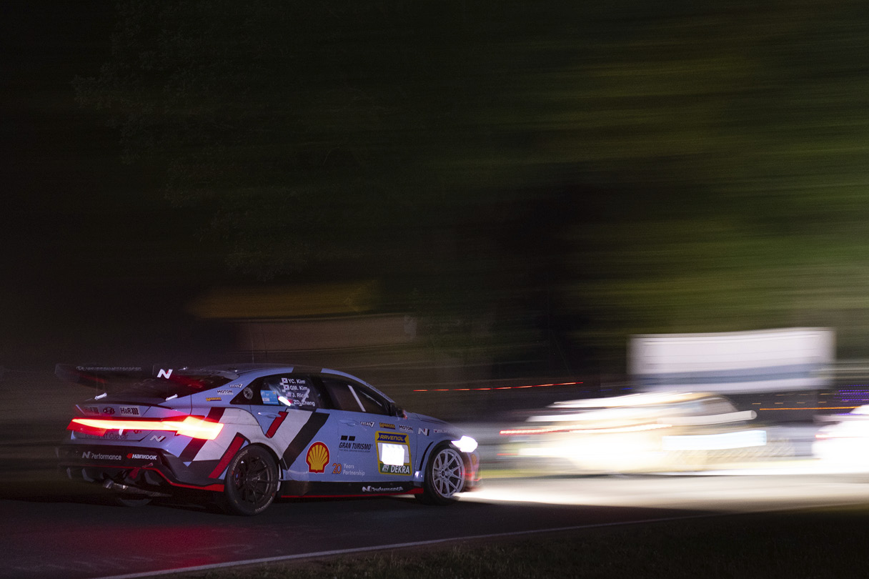 뉘르부르크링 24시에서 주행 중인 현대차 아반떼 N 컵 카의 모습