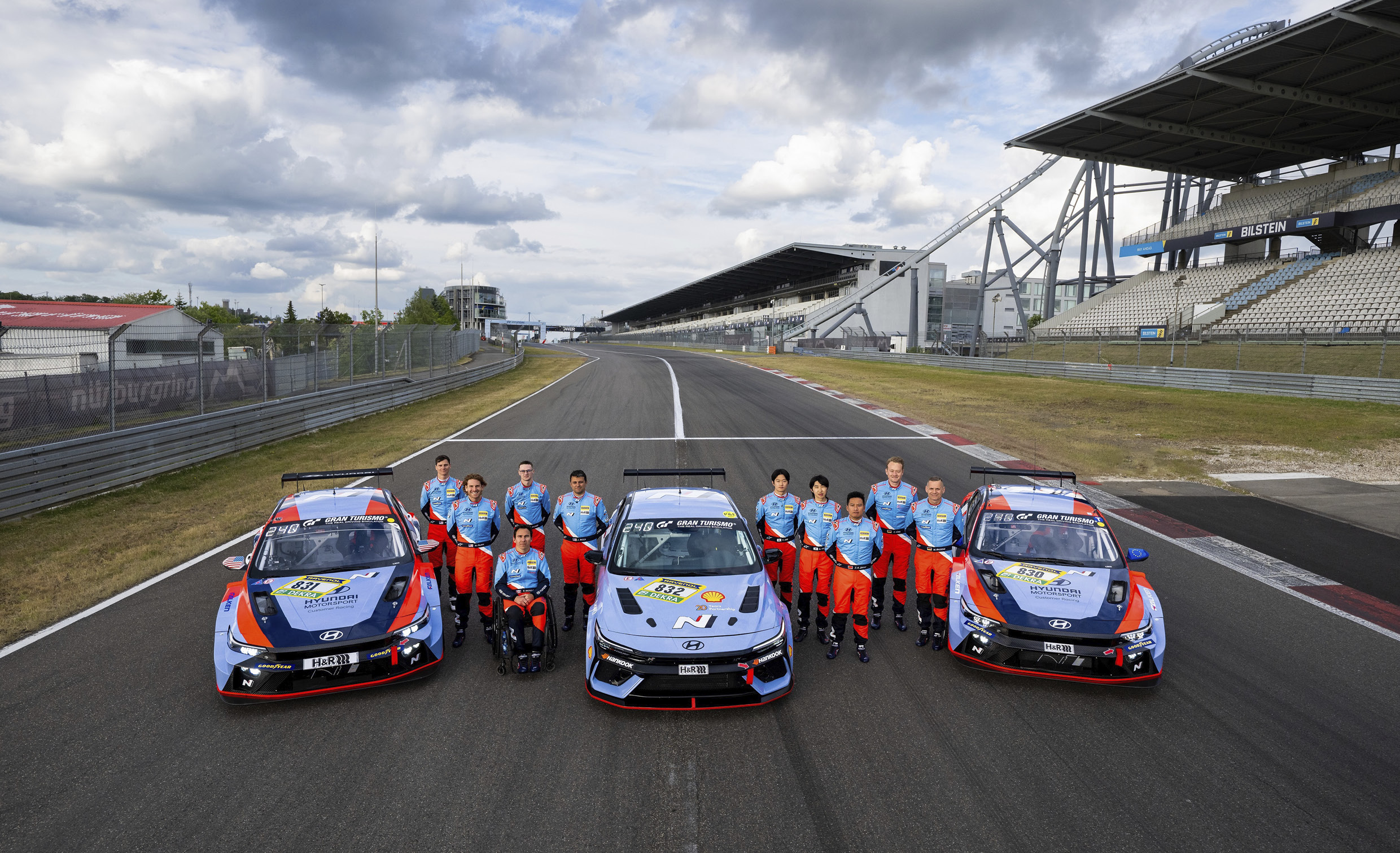 2025 뉘르부르크링 24시에서 활약한 현대 N 선수들과 경주차의 모습