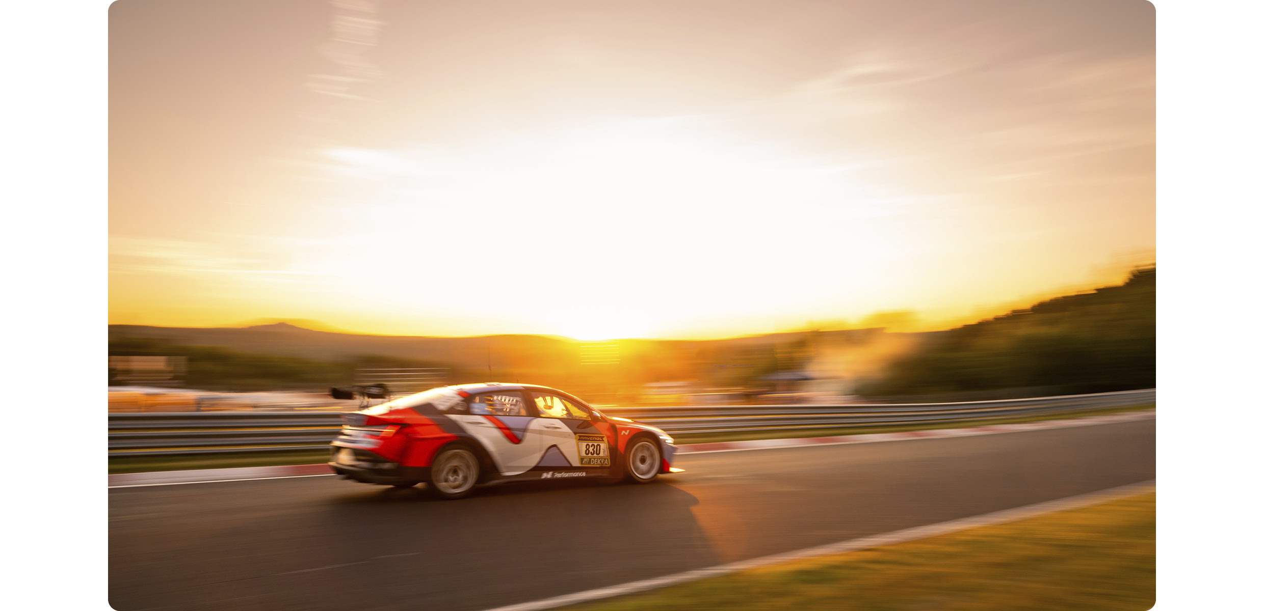 뉘르부르크링 24시에서 주행 중인 현대차 아반떼 N TCR의 모습