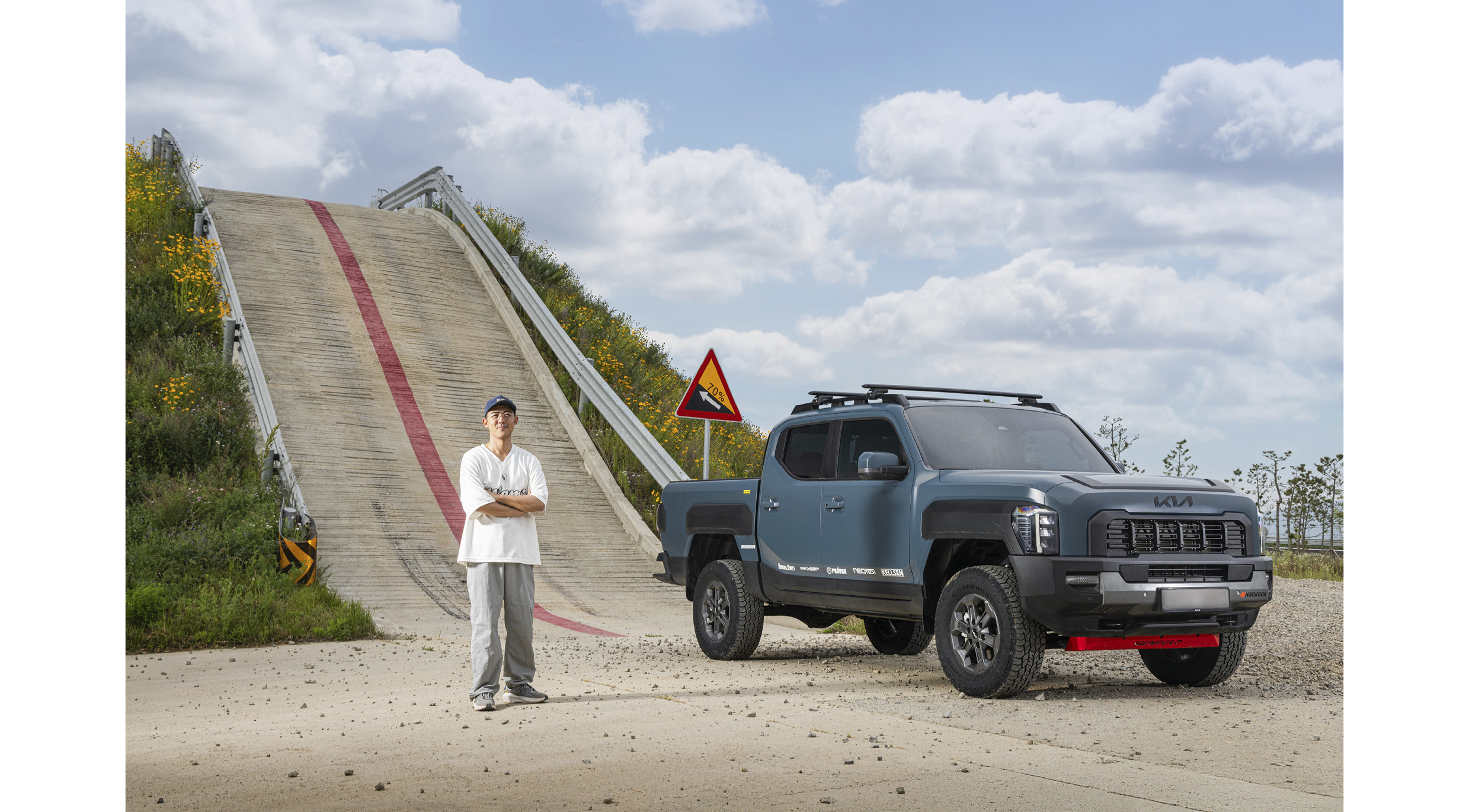 인플루언서가 타스만과 함께 서 있는 모습