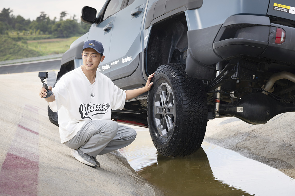 인플루언서가 자동차로 콘텐츠를 촬영하는 모습