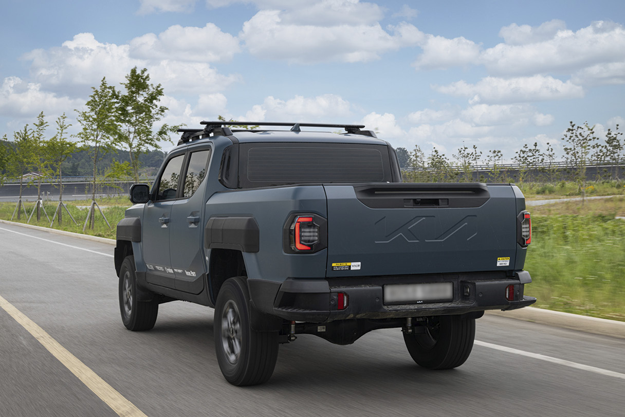 타스만이 도로 위를 주행하는 모습