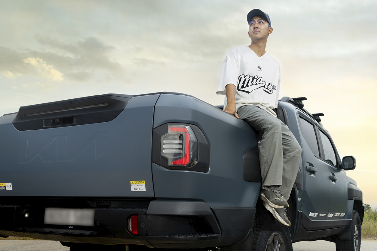 타스만의 적재함에 올라타 있는 인플루언서의 모습