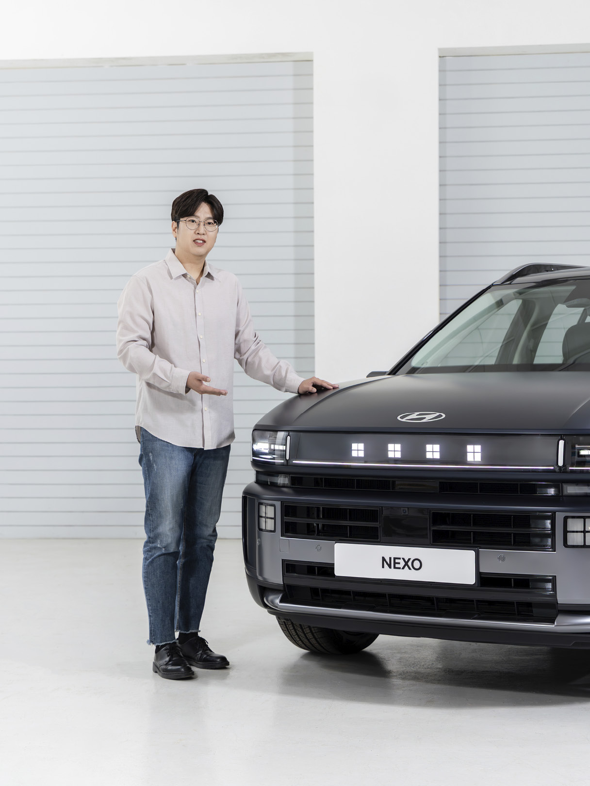 2세대 넥쏘와 연구원의 모습