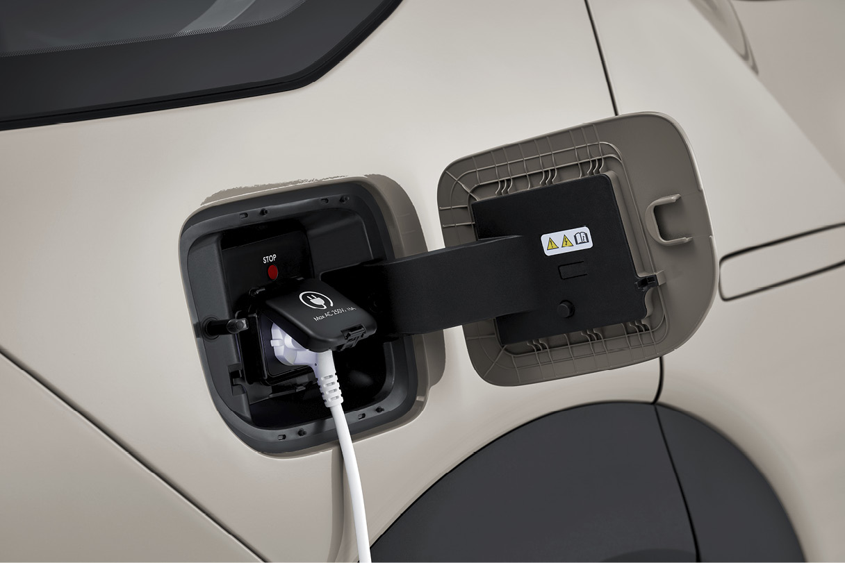 2세대 넥쏘의 V2L 기능을 사용하는 모습