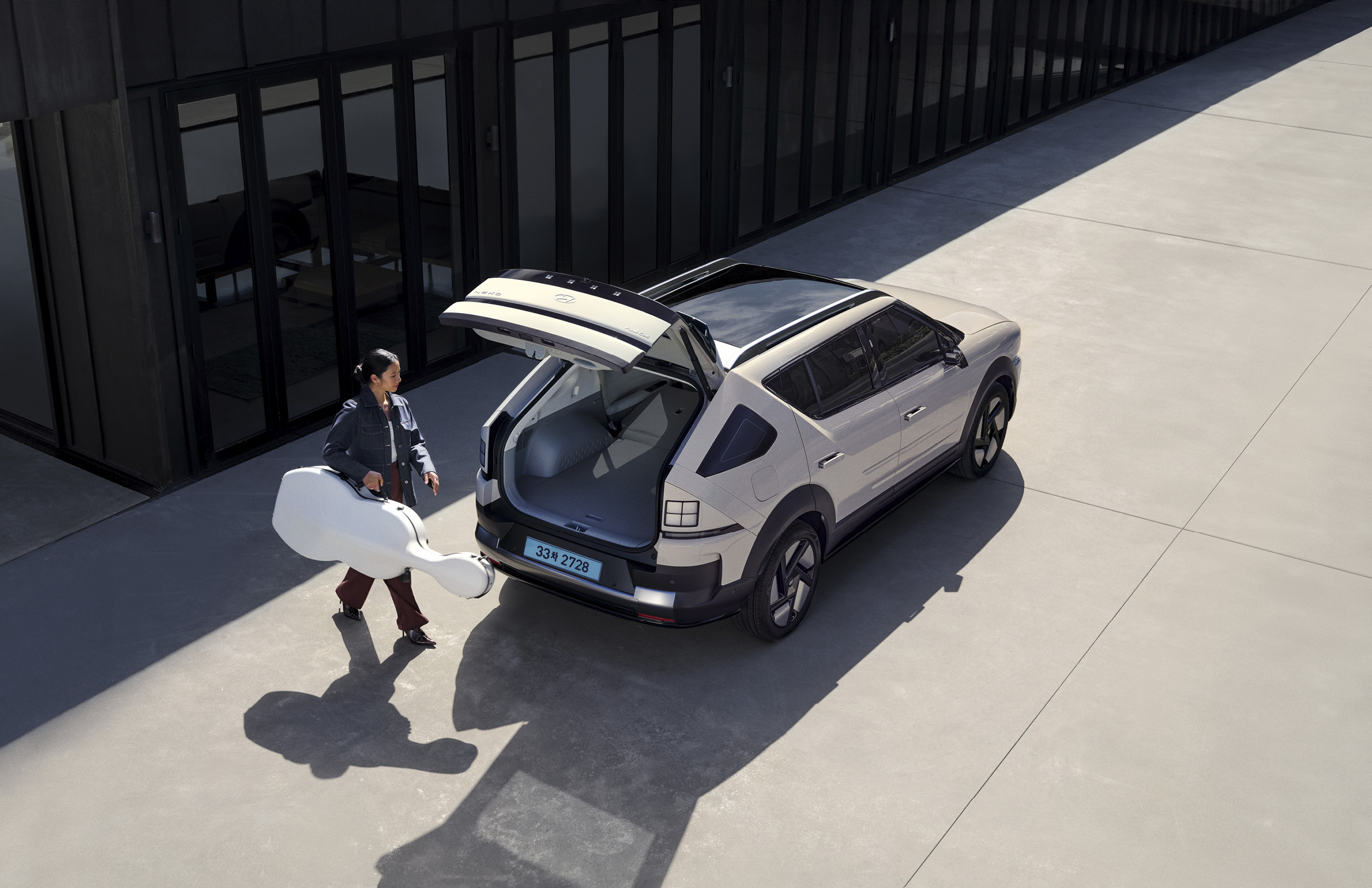 2세대 넥쏘에 짐을 실고 있는 모습