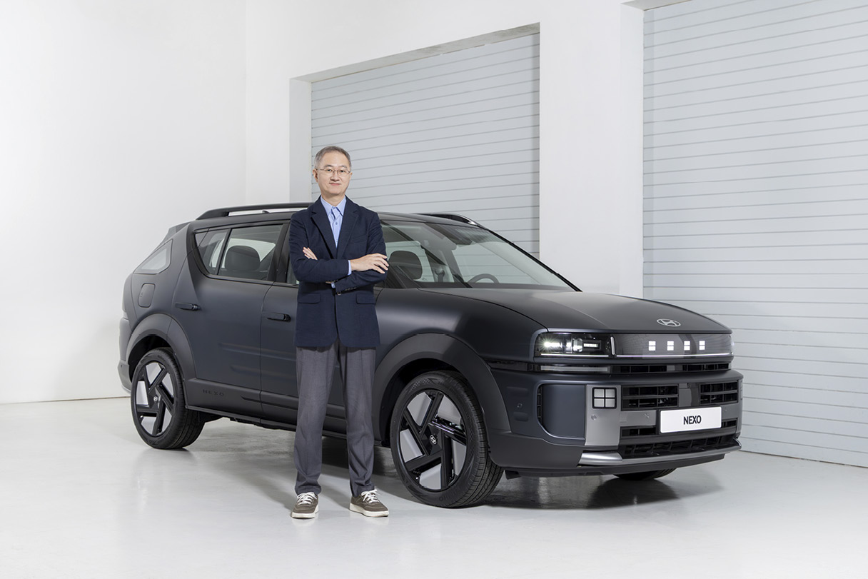 변태준 책임연구원이 차량 앞에서 포즈를 취하고 있다